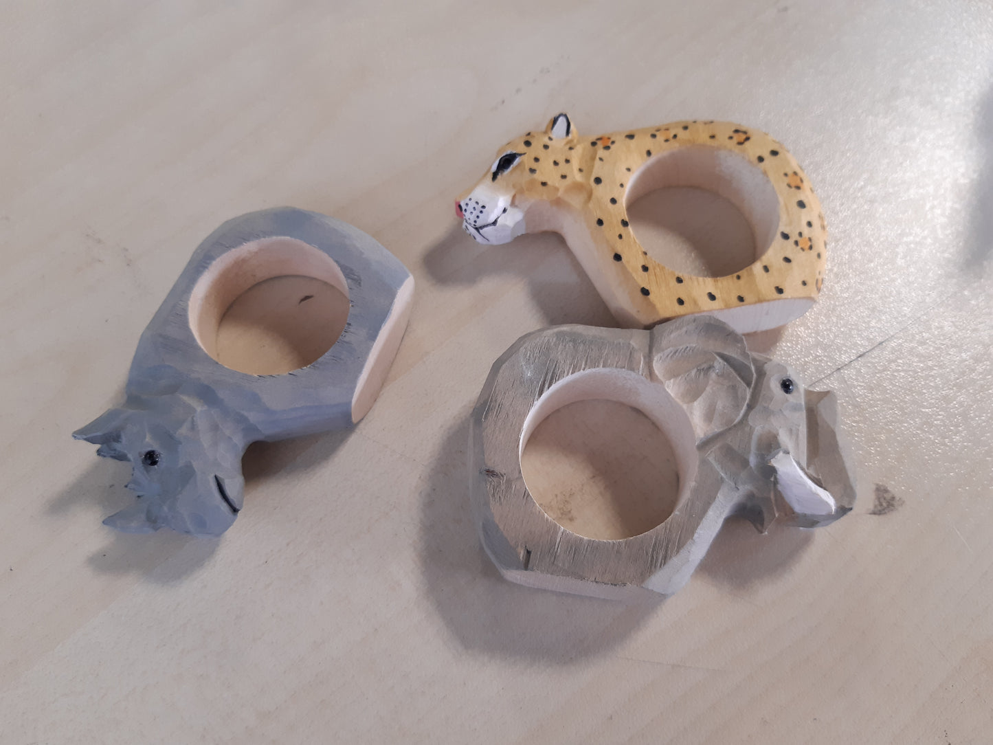 201973 - YOUR CASTLE - Seti prej 3 Unazash për Peceta, Tema e Jetës së Egër Afrikane: Luan, Zebër, Gjirafë - Dru i Gdhendur dhe i Piktoruar me Dorë, Madhësia rreth 9 x 7 x 2 cm