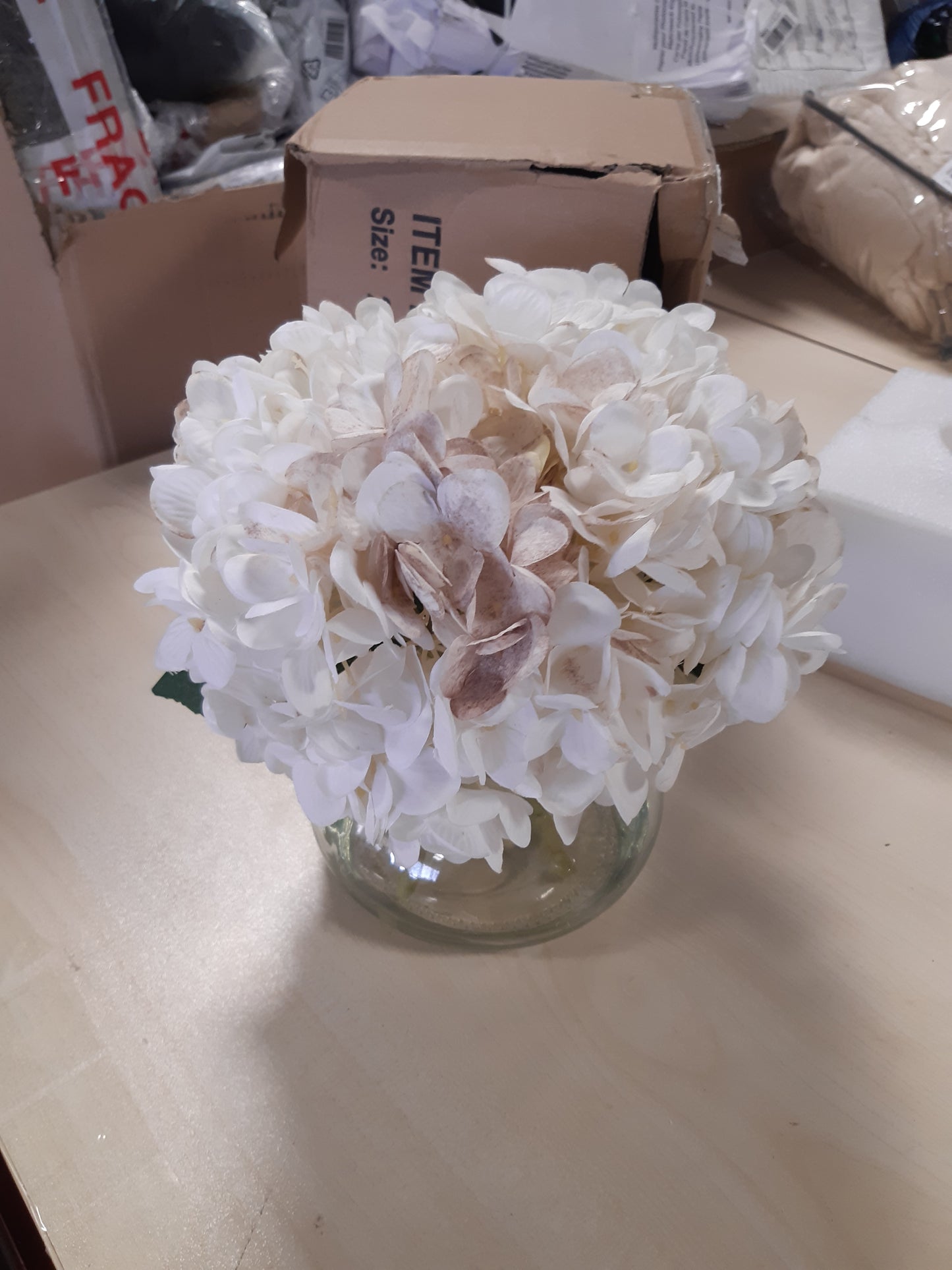 200412 - OAIRSE Lule Artificiale Hydrangea me Vazo Qelqi dhe Ujë Artificial, Materiali i Mëndafshit, Prekje Reale, Aranzhim i Bardhë për Dekorim Shtëpie, Banjo, ose Qendror Tryeze Dasmash