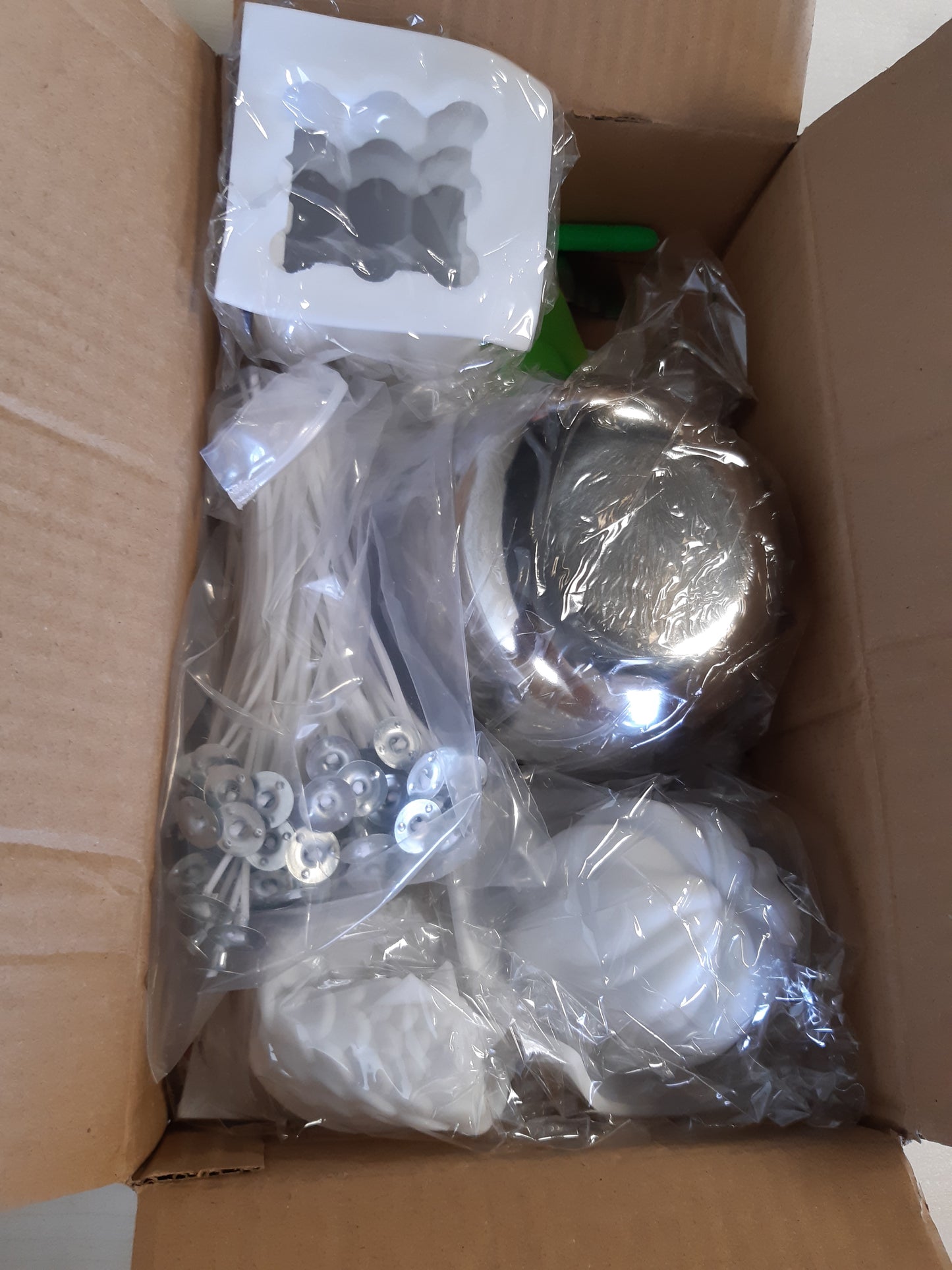 215204 - Kit për Bërjen e Qirinjve, 4 Kallëpe Silikoni 3D, 100 Fitila