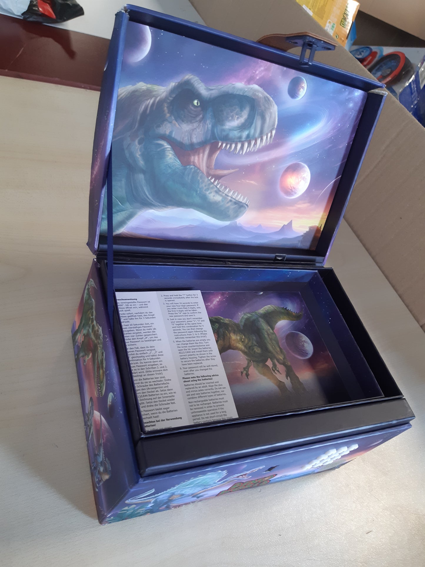 184140 - DËRGESA 13441 - Arkë Thesarësh e Dinosaurëve me Dizajn Planetar, Kuti Ruajtjeje me Kod, Tingull dhe Dritë