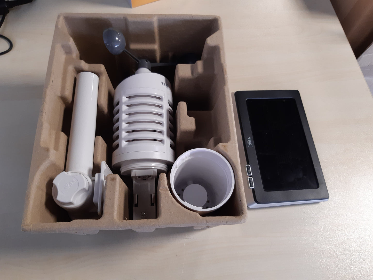 163324 - TFA DOSTMANN Stacion Meteorologjik Pa Tel Spring Breeze 35.1140.01 me Anemometer, Ekran Ngjyrash, Parashikim Moti, Sinjal Alarmi, Orë Radio, Historik, Shpejtësi Ere, Pikë Vesë, në Ngjyrë të Zezë