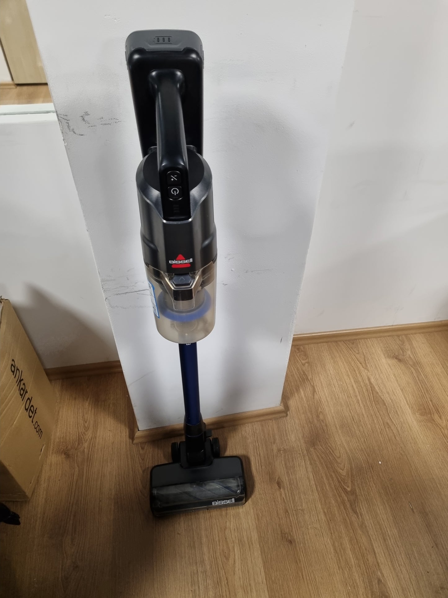 144099 - BISSELL PowerClean FurFinder, Fshesë pa tel me motor 200W dhe drita qendrore, përmban furçë kundër ngatërresës dhe filtër HEPA, me bateri të lëvizshme 2000mAh, kapacitet punë prej 40 minutash, Modeli 4089N