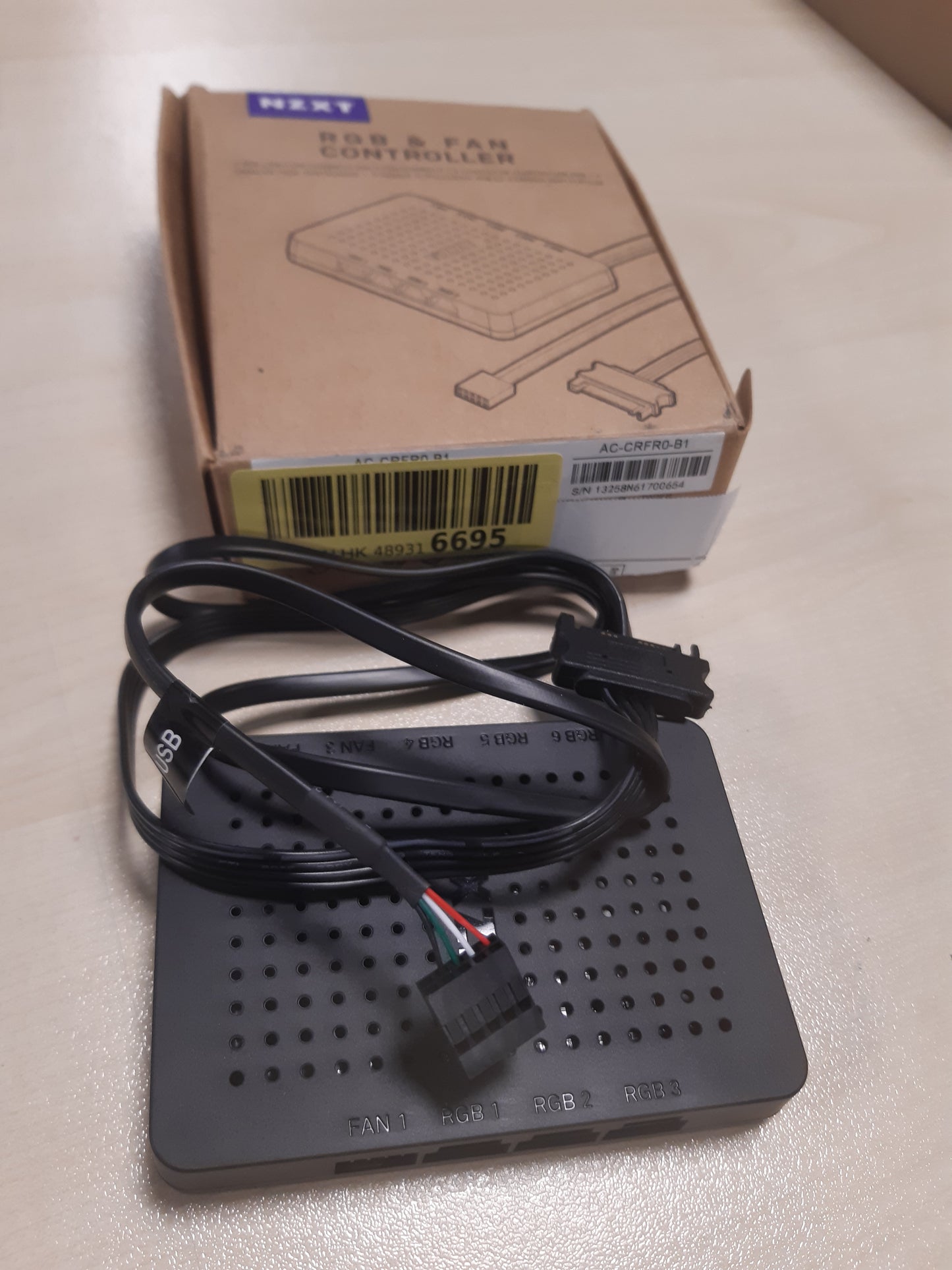 189186 - NZXT Kontrollues dhe Ventilatori RGB, Modeli AC-CRFR0-B1, 6 Kanale Ndriçimi RGB, 3 Kanale Ventilatori, Personalizim Ndriçimi, Ngjyra e Zezë