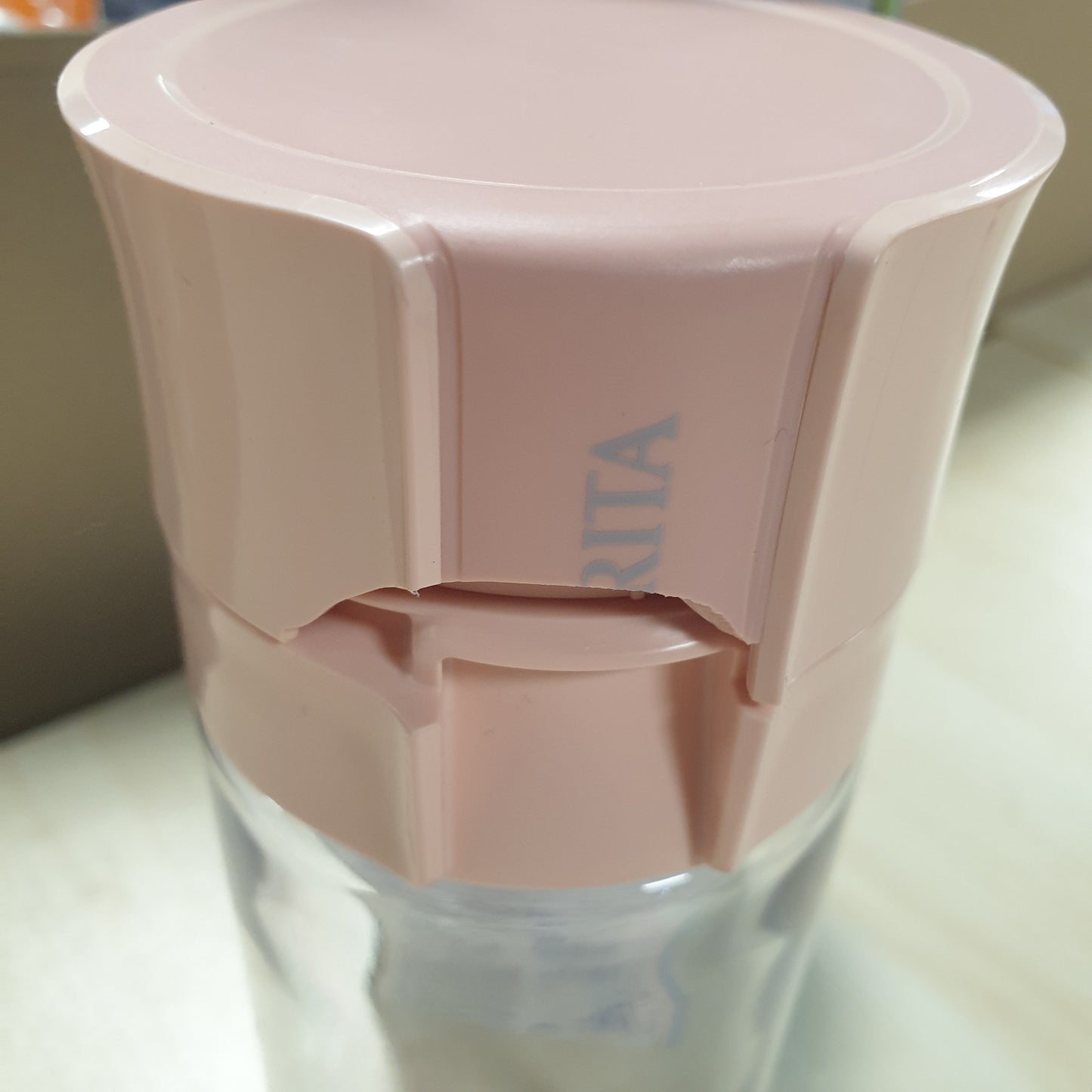 205951 - BRITA Shishja e Ujit Vital me Filtër dhe Kajsi, Zvogëlon Klorin dhe Grimcat e Imëta, Ruan Minerale, Kapaciteti 0.6 L