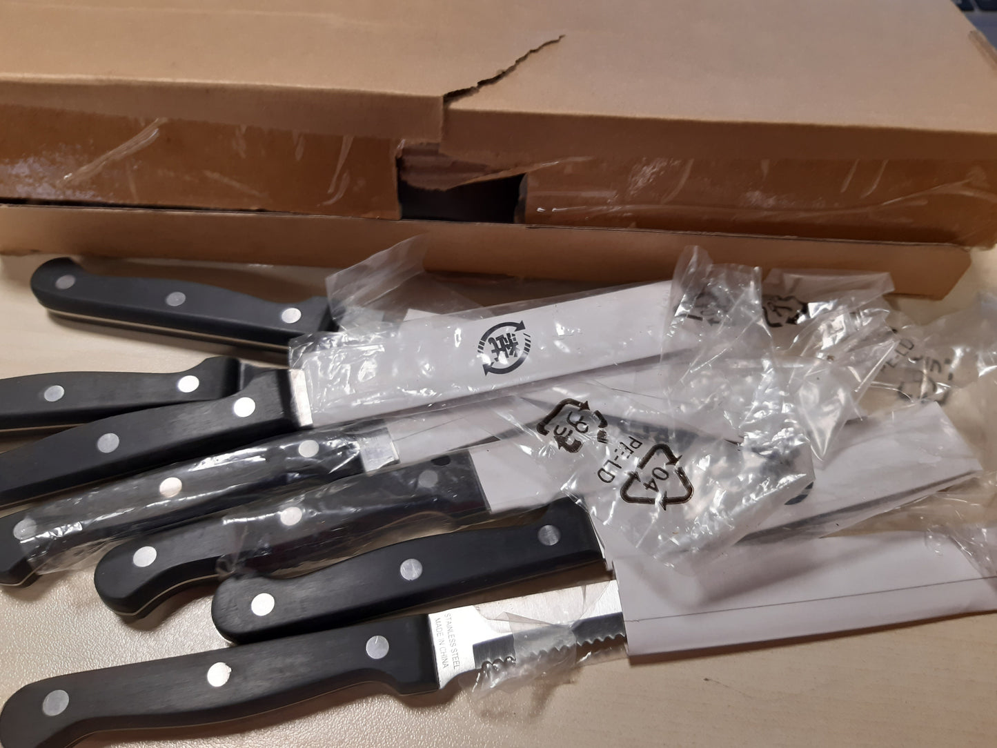 214065 - AMAZON BASICS Set thikash me 7 pjesë me bllok, i zi