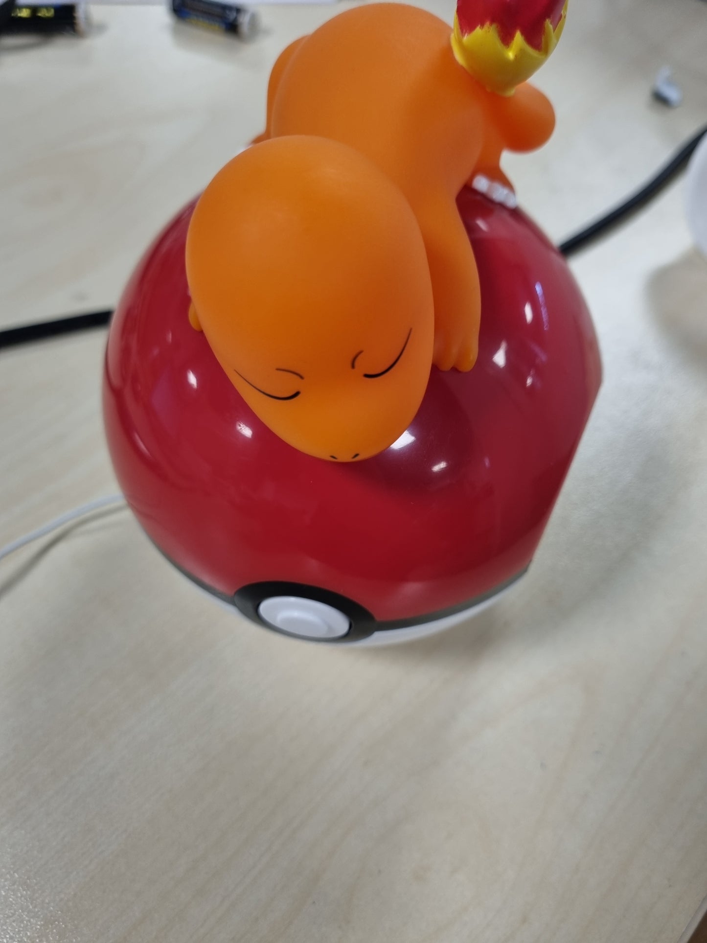 221589 - TEKNOFUN Orë Alarmi me Ndriçim Pokémon, Salamandra që Fle mbi një Top Poké, Shumëfunksionale, Portokalli, e Kuqe dhe e Bardhë