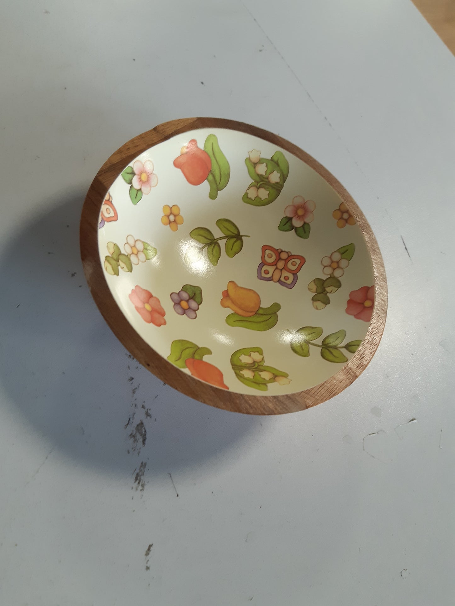 184385 - THUN, Tas druri akacie të smaltuar dhe të dekoruar manualisht, me motive lulesh të linjës Happy Country, madhësi mesatare 18x18x5 cm
