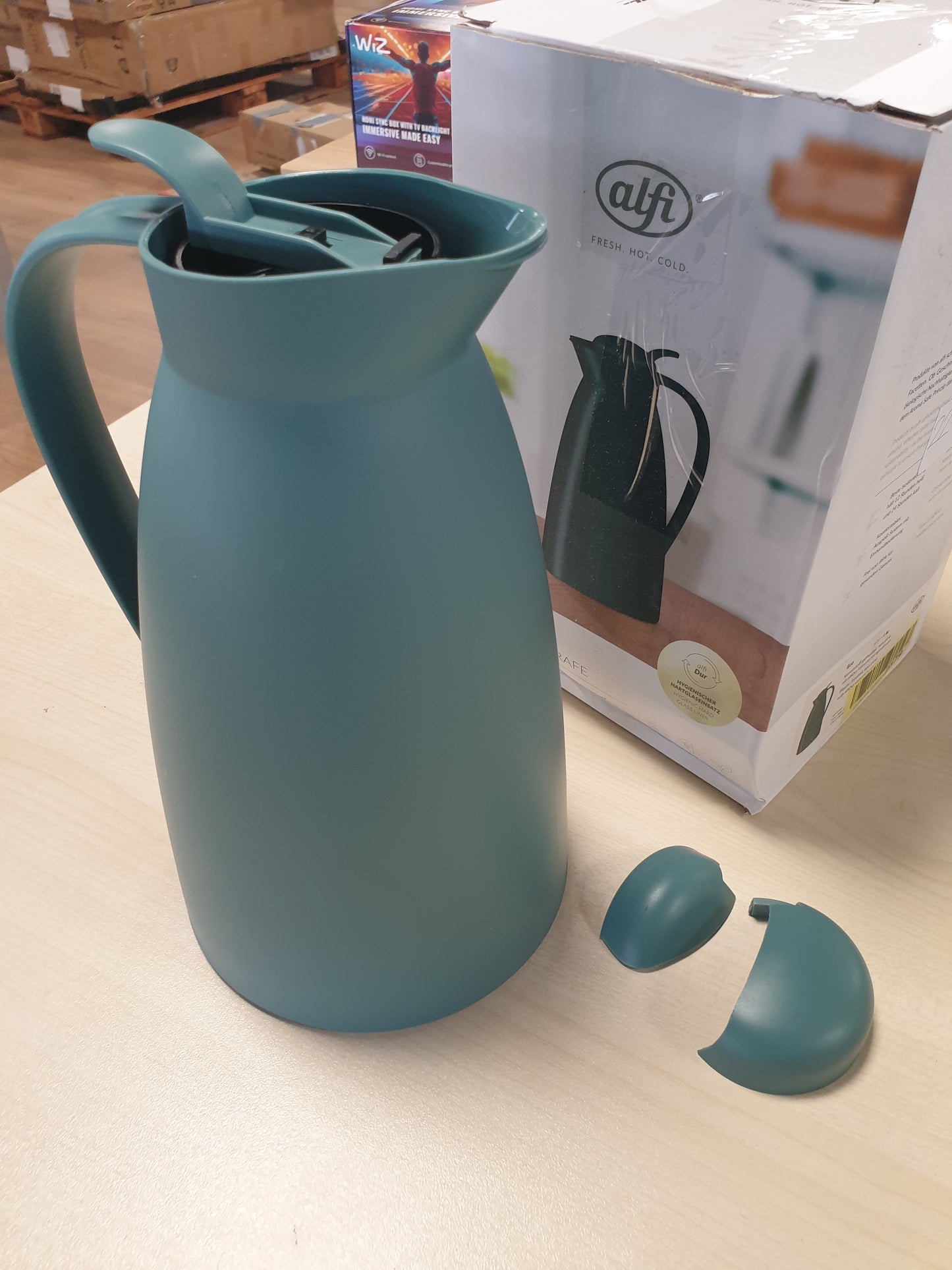 224417 - ALFI ECO 1.0l, karafe e izoluar me futje qelqi të temperuar higjienike prej plastike, kapak me mbyllje rrotulluese, derdhje me një dorë, ideale si kafeteri, pa BPA