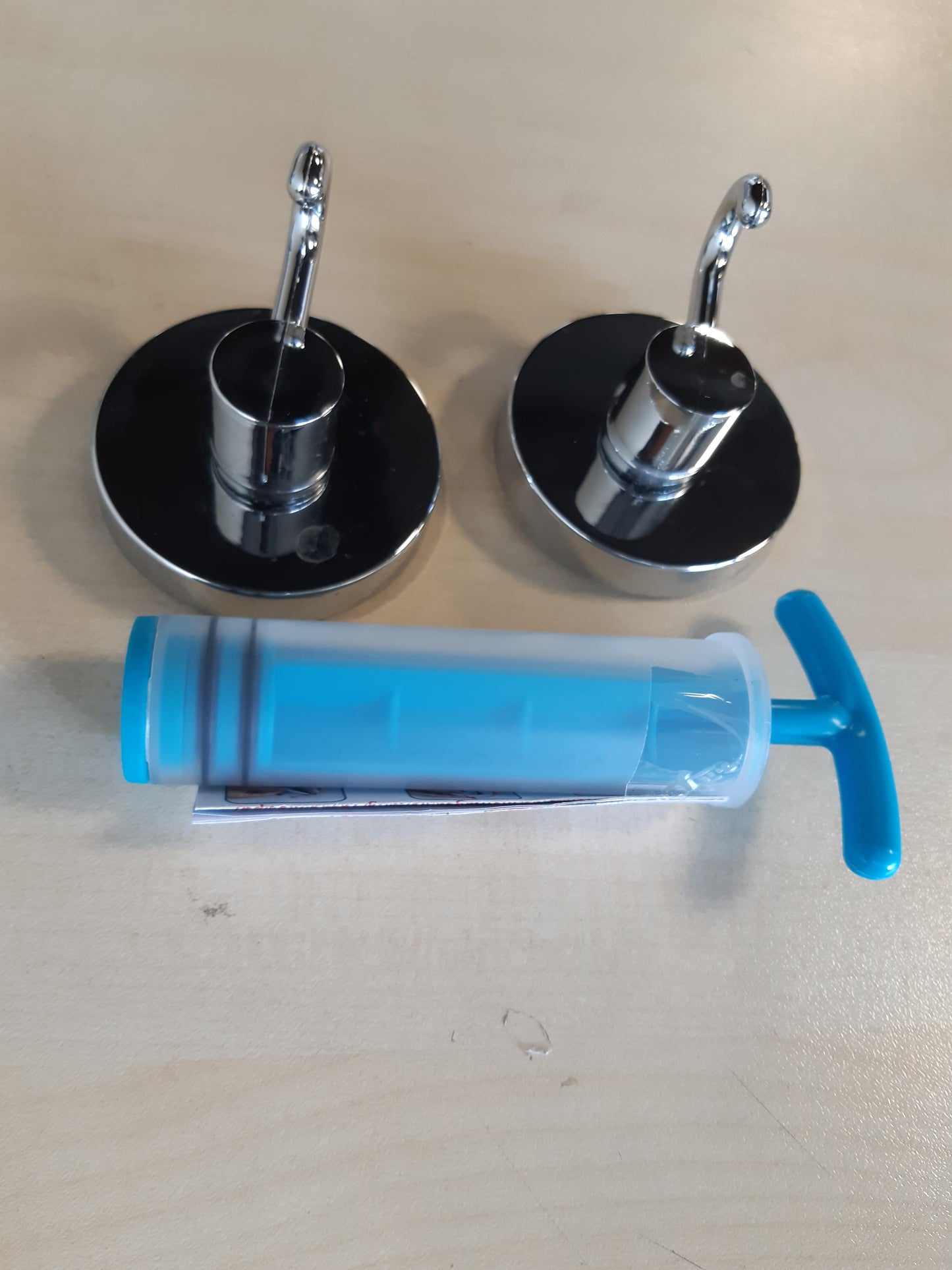 197931 - WENKO VACUUM-LOC® - Set prej 2 Grepa Muri për Peshqirë dhe Aksesorë, Montim pa Shpim me Vakum, Për Kuzhinë dhe Banjo, Material Plastike e Kromuar, Madhësia 6 x 6.7 x 5 cm secila