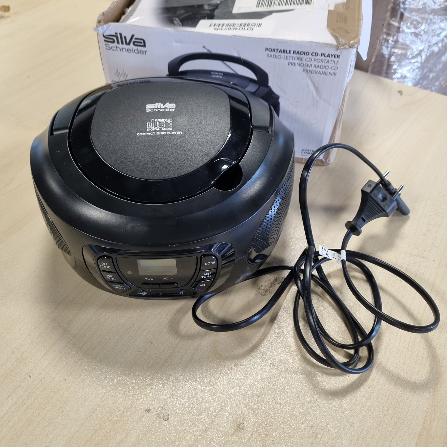 268129 - SILVA Schneider PCD 25.1 - CD player portativ me radio FM PLL, ekran LCD, 30 stacione të paracaktuara, hyrje AUX dhe prizë për kufje, funksionim me rrjet elektrik/bateri - I Zi