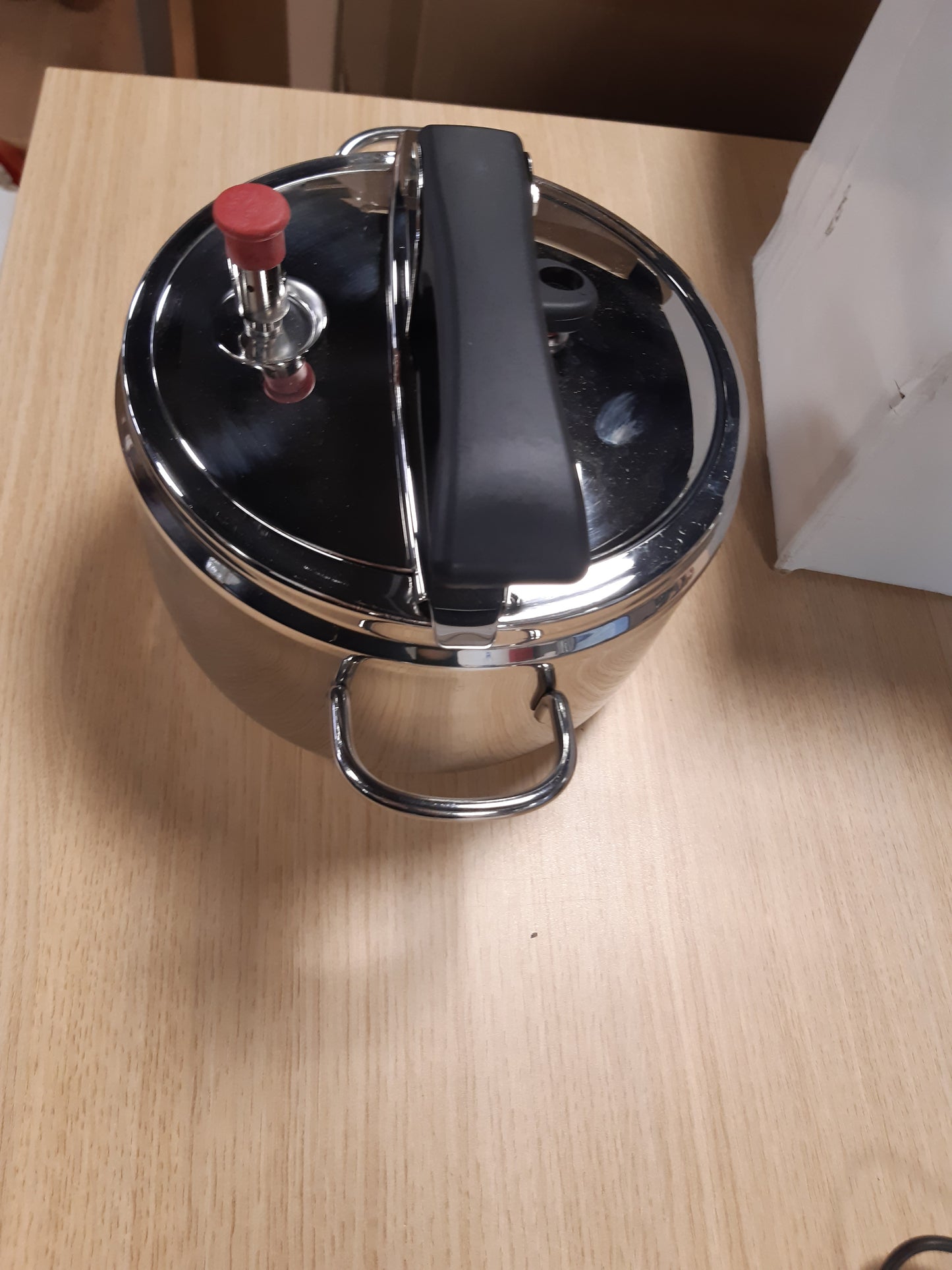 153252 - TENXHERE ME PRESION, PËRDORIMI I ÇELIKUT INOX 18/10, 22cm - 5L, Me Kyç Leve, E Përshtatshme për Të Gjitha Sobat, Përfshirë Ato me Induksion, Prodhuar në Itali