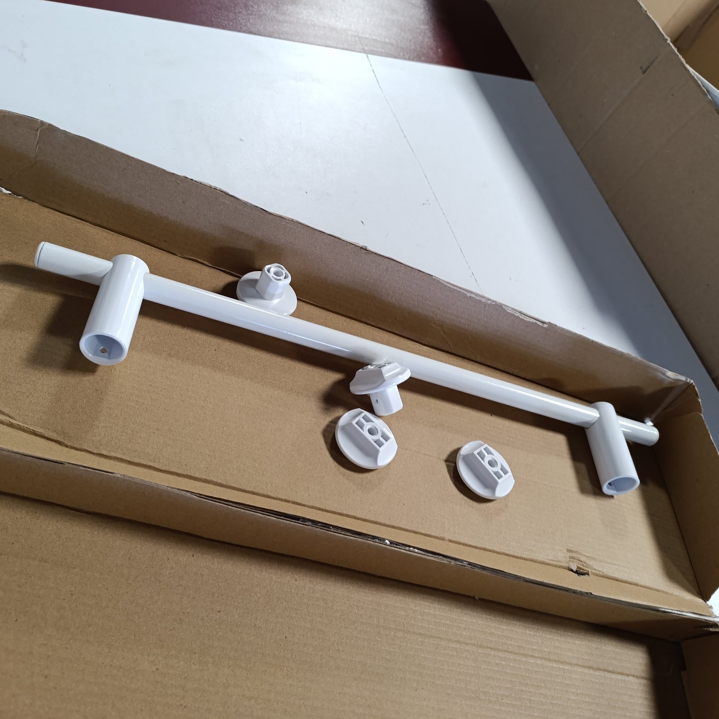 213797 - Mbajtëse peshqirësh e drejtë për radiatorë banjoje dizajni, gjatësi 460 mm, e bardhë