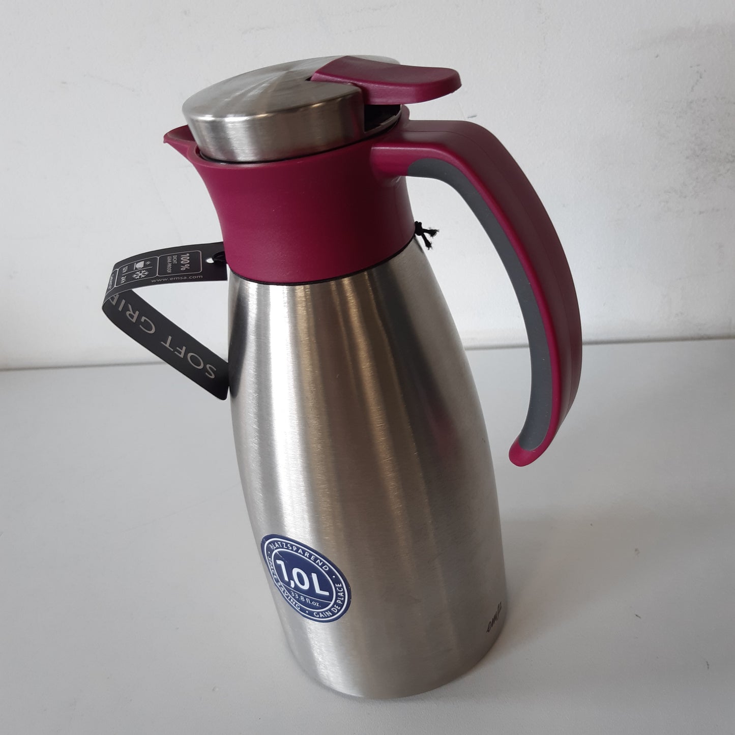 218293 - EMSA Karafë e izoluar me dorezë të butë, 1 litër, çelik inox, mban pijet të ngrohta për 12 orë + të ftohta për 24 orë, e papërshkueshme nga rrjedhjet, dorezë jo-rrëshqitëse, e kuqe vere, N4120200