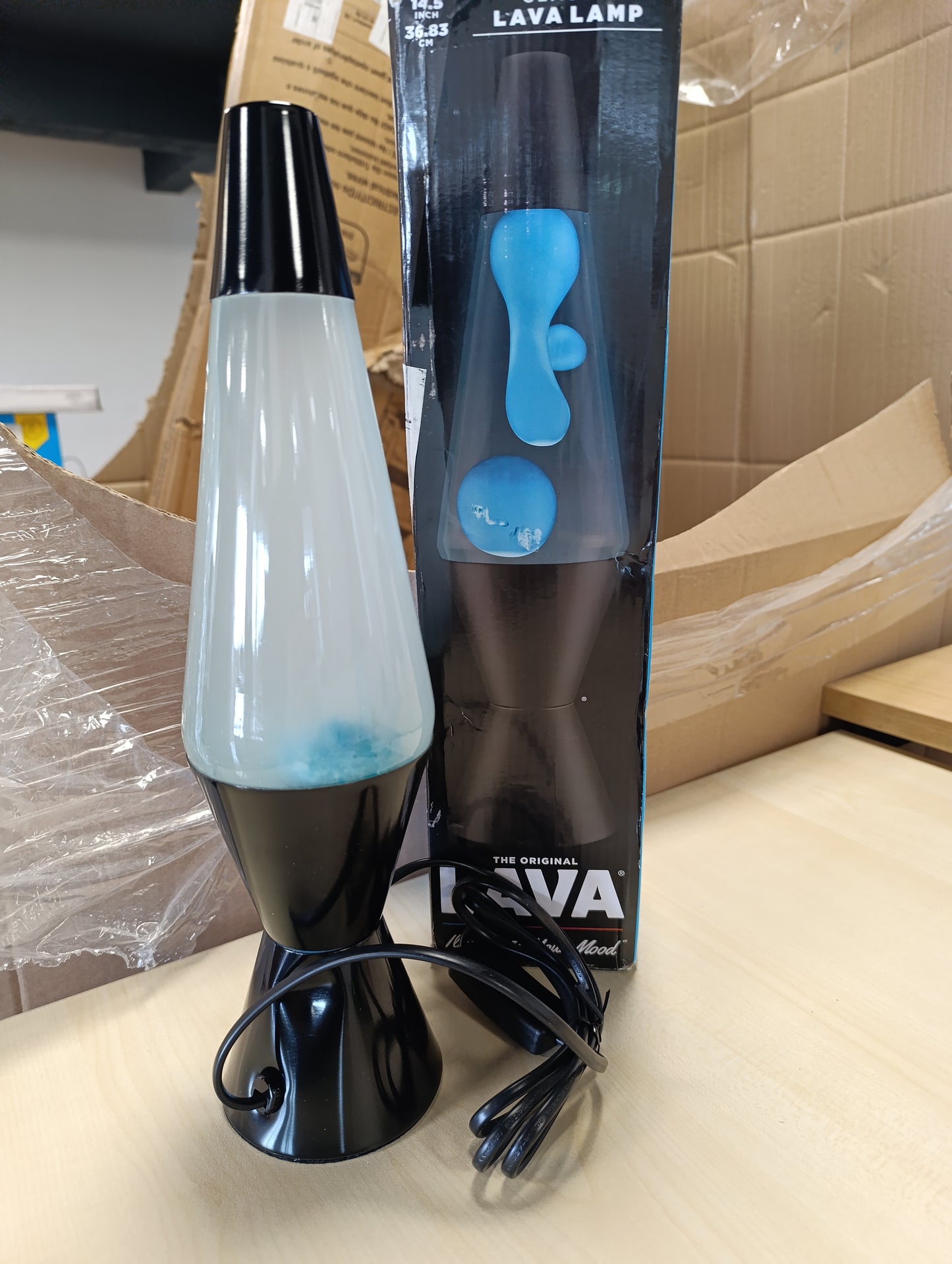 222359 - LAVA® Llambë 2313, dyllë blu, lëng i tejdukshëm, bazë dhe kapak i zi, llambë lëvizëse origjinale 14.5 inç, blu/e tejdukshme