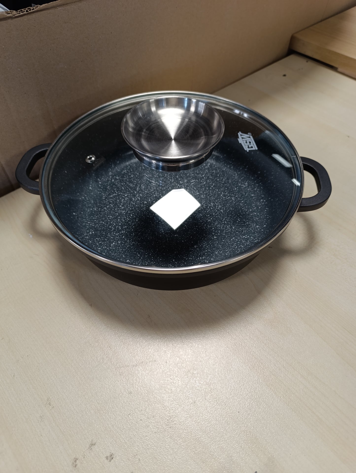 256444 - TIGAN SERVIRJE PREJ GRANITI GSW GOURMET: Tigan 24 cm me kapak qelqi aromatik, i pajtueshëm me induksion, shtresë jo ngjitëse rezistente ndaj gërvishtjeve, ngjyra e zezë