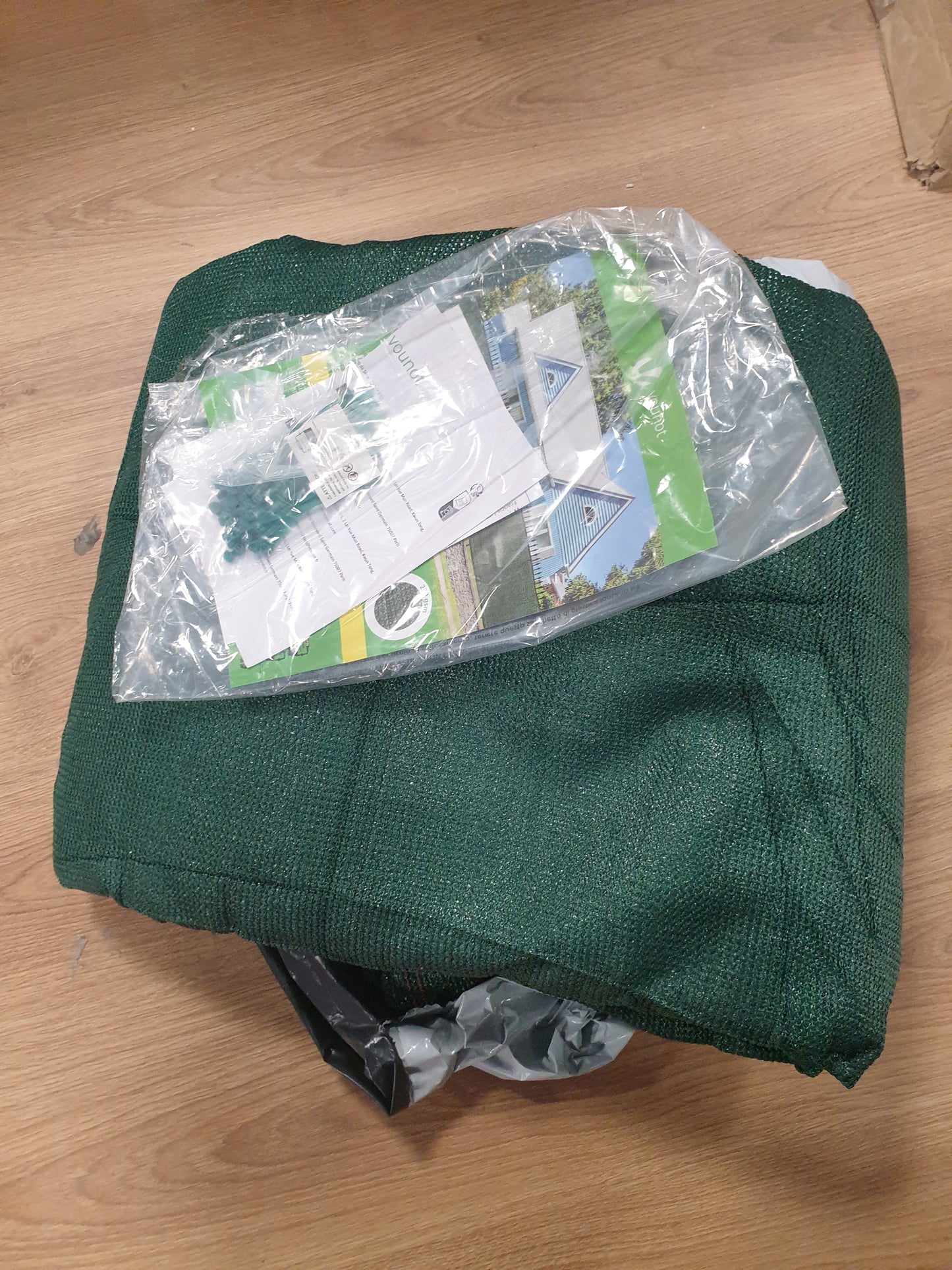 239736 - VOUNOT Ekran privatësie prej 230g/m² HDPE me elementë fiksues, mbrojtje nga rrezet UV, rezistent ndaj grisjes dhe erës, mbrojtje për kopsht dhe ballkon, 1.5x10m, jeshile