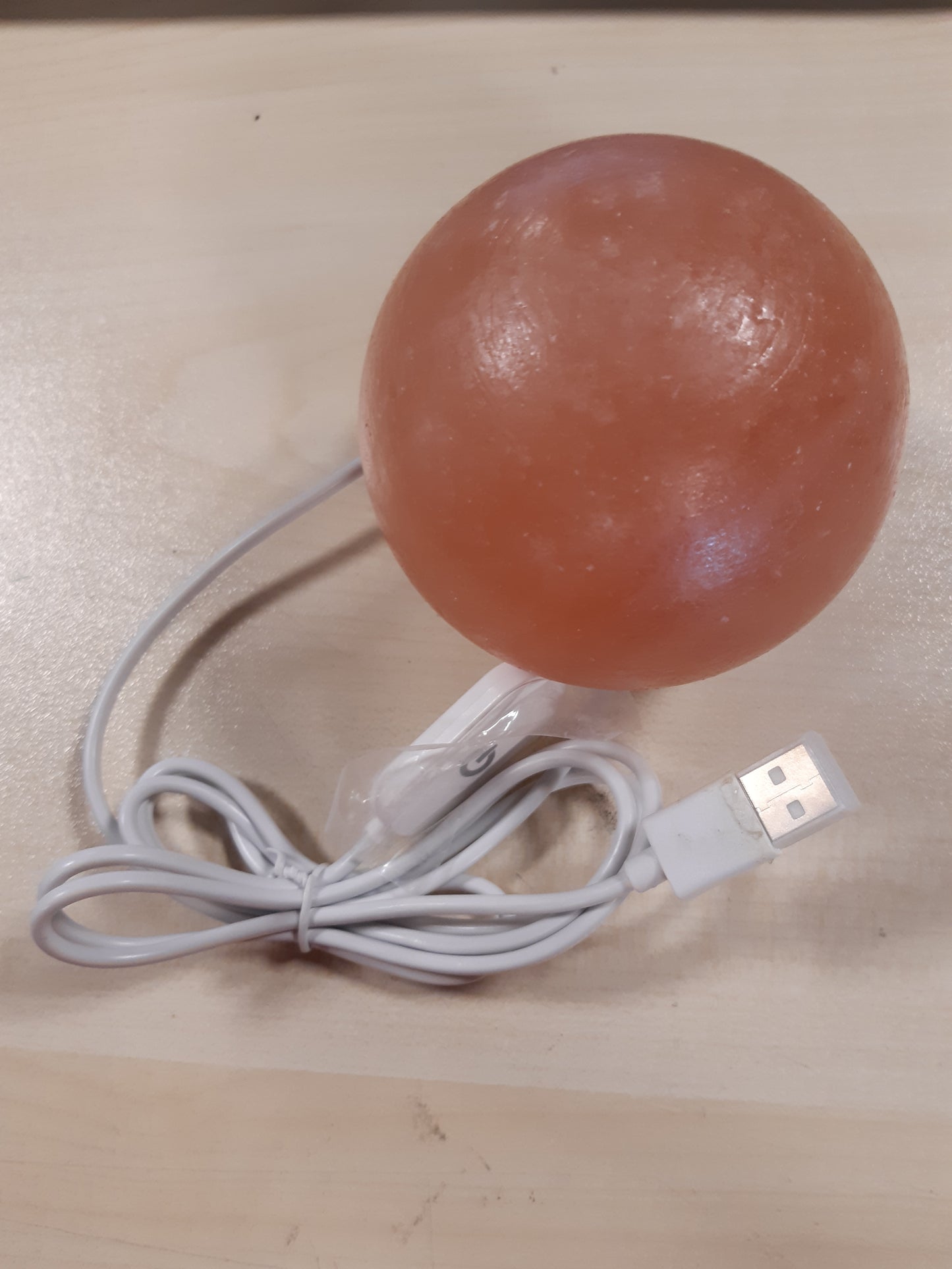 218534 - ZEN'LIGHT Llambë USB sferë kristali natyrale kripe Himalaje, 100% autentike, e gdhendur me dorë, bazë druri, Kabllo energjie USB e përfshirë, afërsisht 500g, portokalli