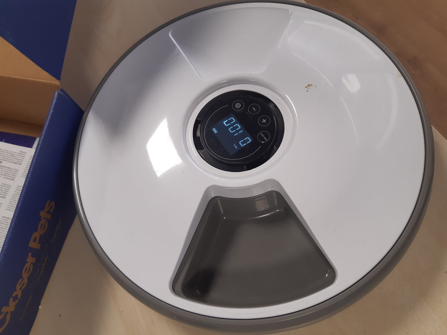 199806 - AMAZON BASICS - Ushqyes Automatik për Kafshë Shtëpiake, Dimensionet 31.5 x 31.5 x 8.3 cm, Ngjyra e Bardhë