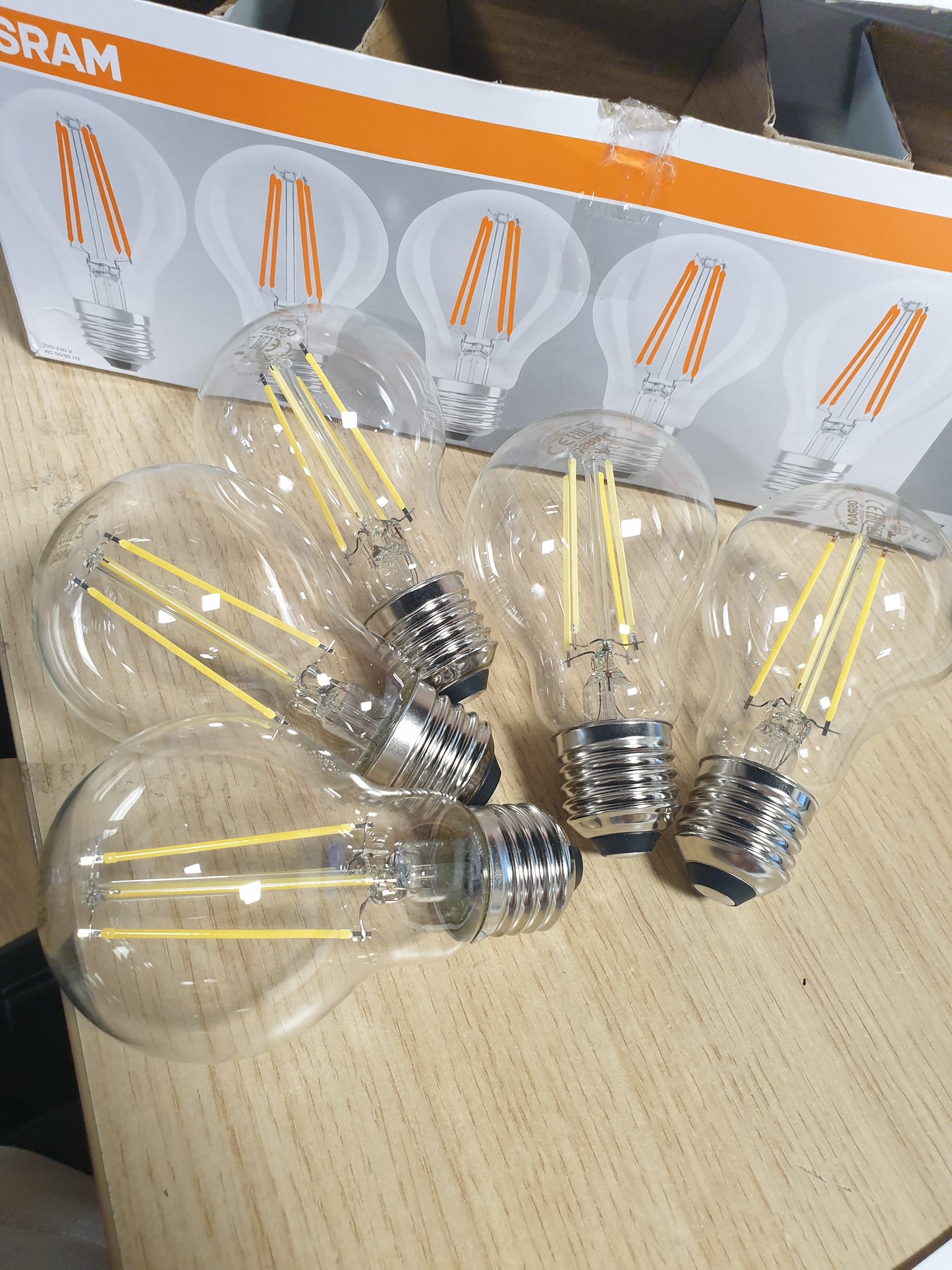 188344 - OSRAM LED BASE Classic A60, Llamba LED me Filament Qelqi Transparent, Formë Llambë për Bazën E27, Ngjyrë e Bardhë e Ftohtë (4000K), 806 Lumen, Zëvendëson Llambat Tradicionale 60W, Pako 5 copë