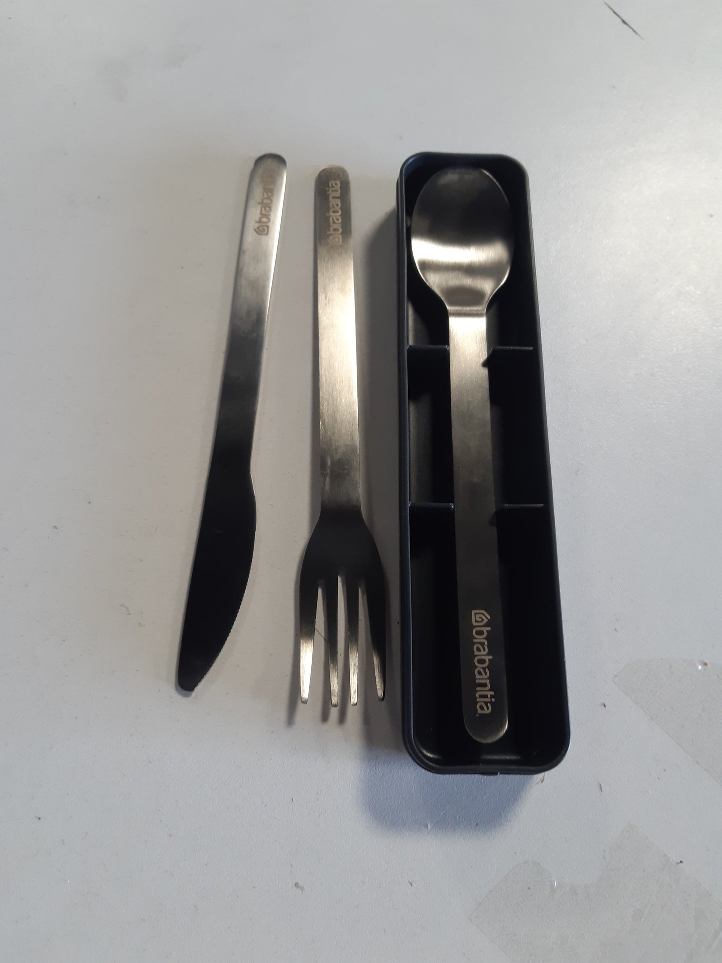229860 - BRABANTIA - Set takëmesh për udhëtim me kuti - Thikë, lugë dhe pirun - Dizajn kompakt - Çelik inox - Mund të lahet në lavastovilje - Set takëmesh udhëtimi për 1 person - Gri e errët