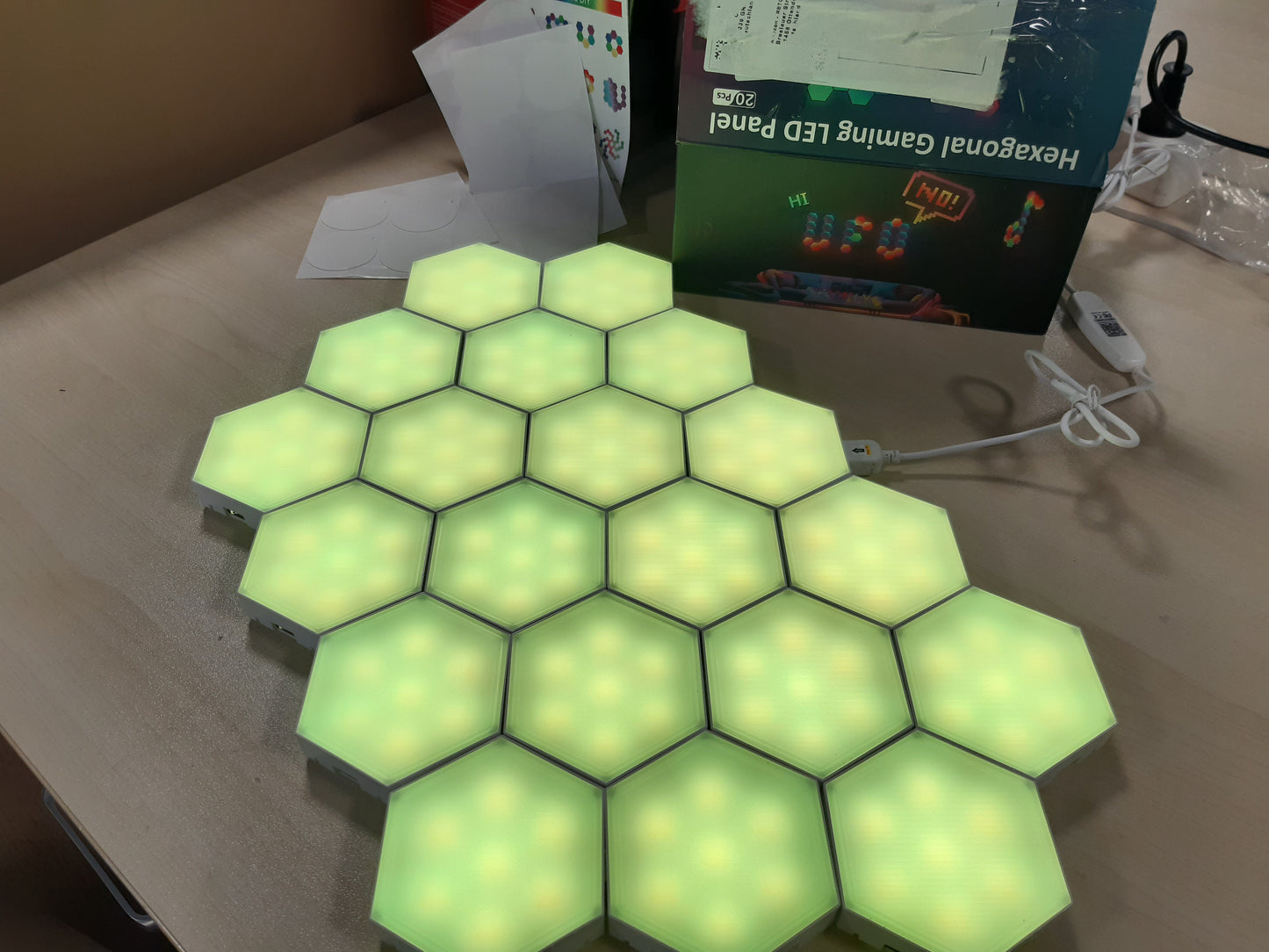 175109 - MERGBW-HOME 20 Copë Panele LED Gjashtëkëndëshe, Dritë Muri Inteligjente me Sinkronizim Muzikor dhe Kontroll Aplikacionesh, Telekomandë dhe Aksesorë Lojërash Inkluduar, Në Formë Hualli Bletësh