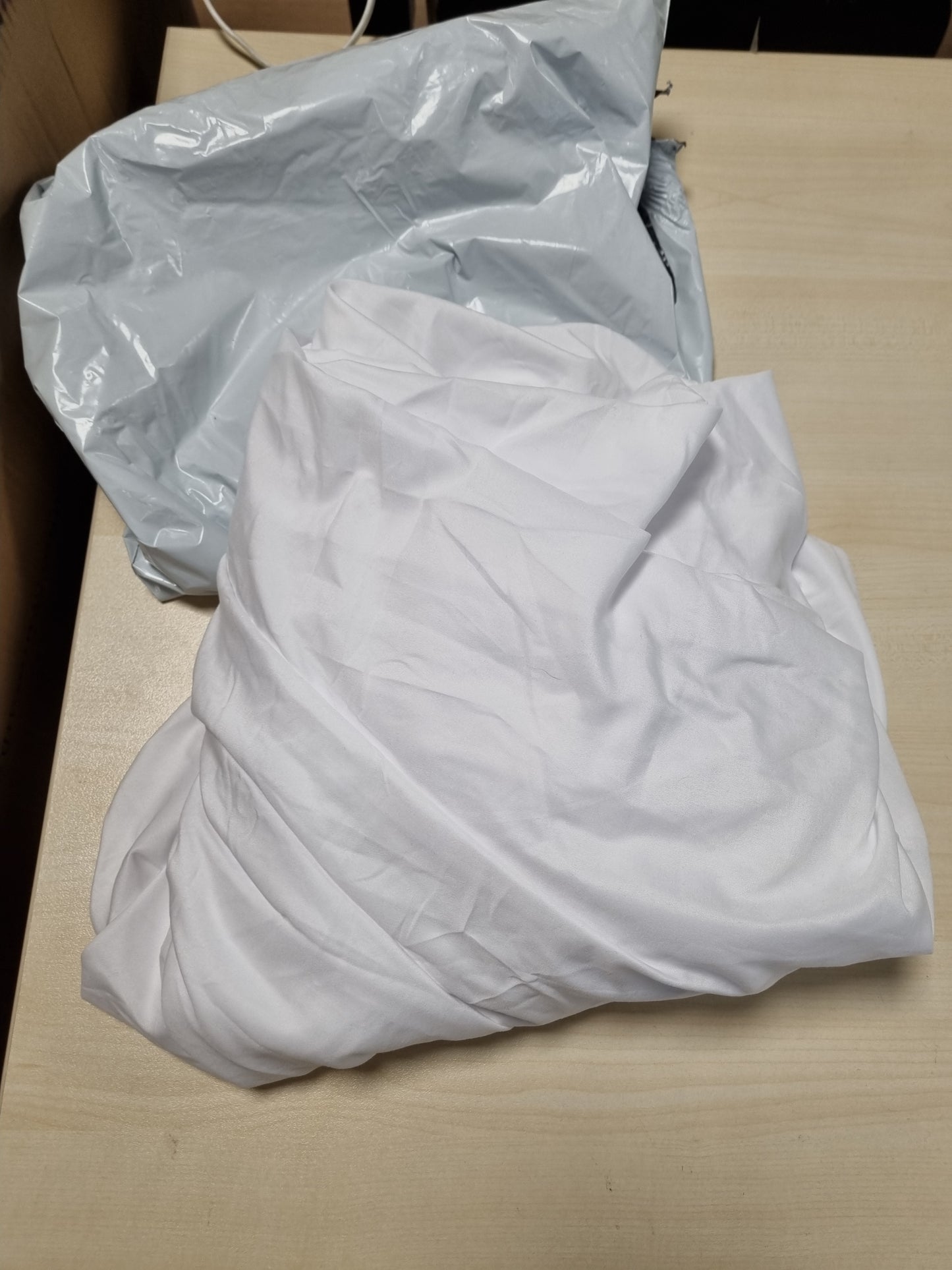 224396 - AMAZON BASICS Çarçaf i montuar, 160 x 200 x 30 cm, Mikrofibër Poliester për Dyshekë deri në 30 cm të Trashë, i Bardhë