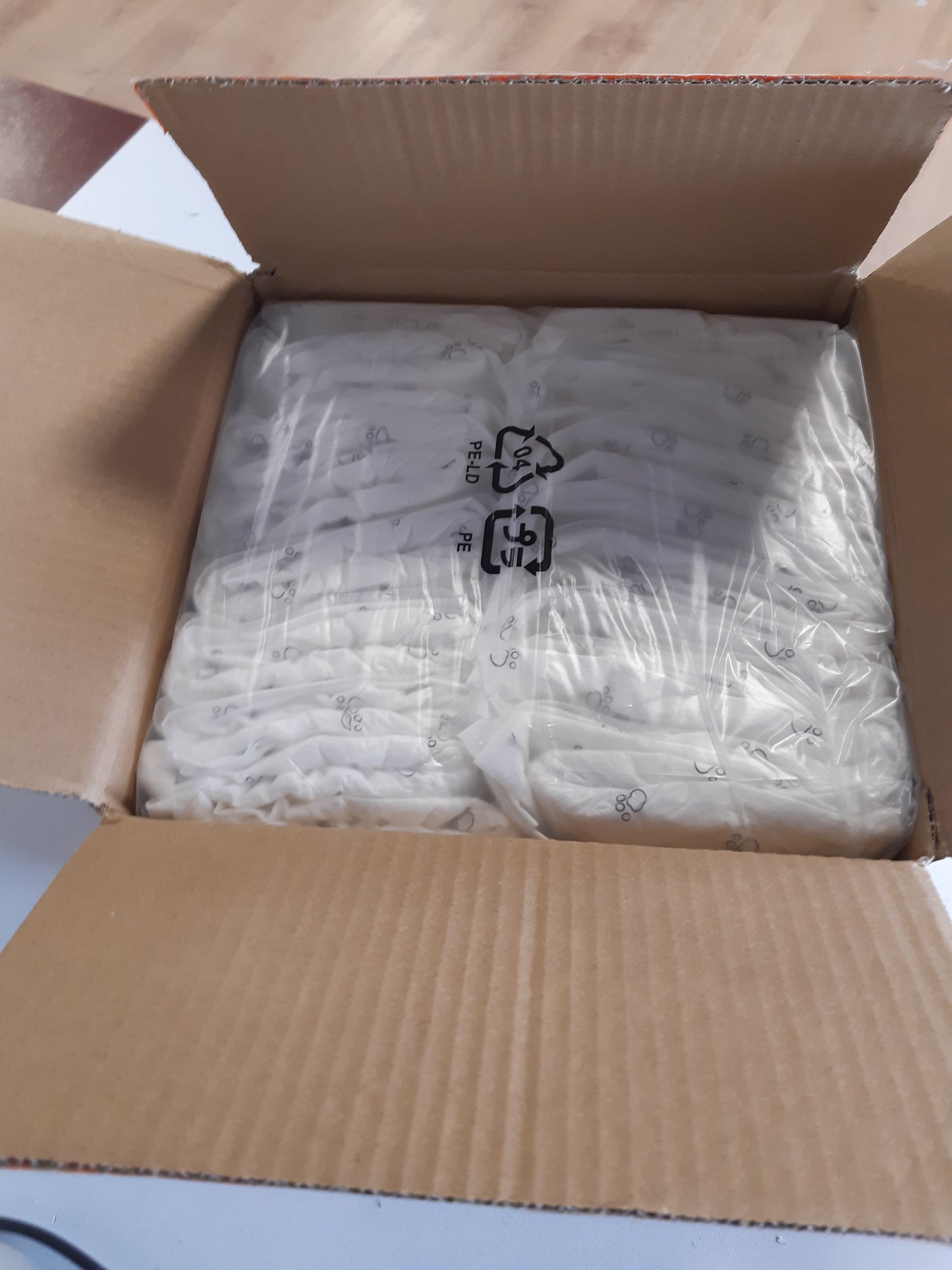 246900 - Amazon Basics Pelena për qen meshkuj, Madhësia S, të bardha, 30 copë