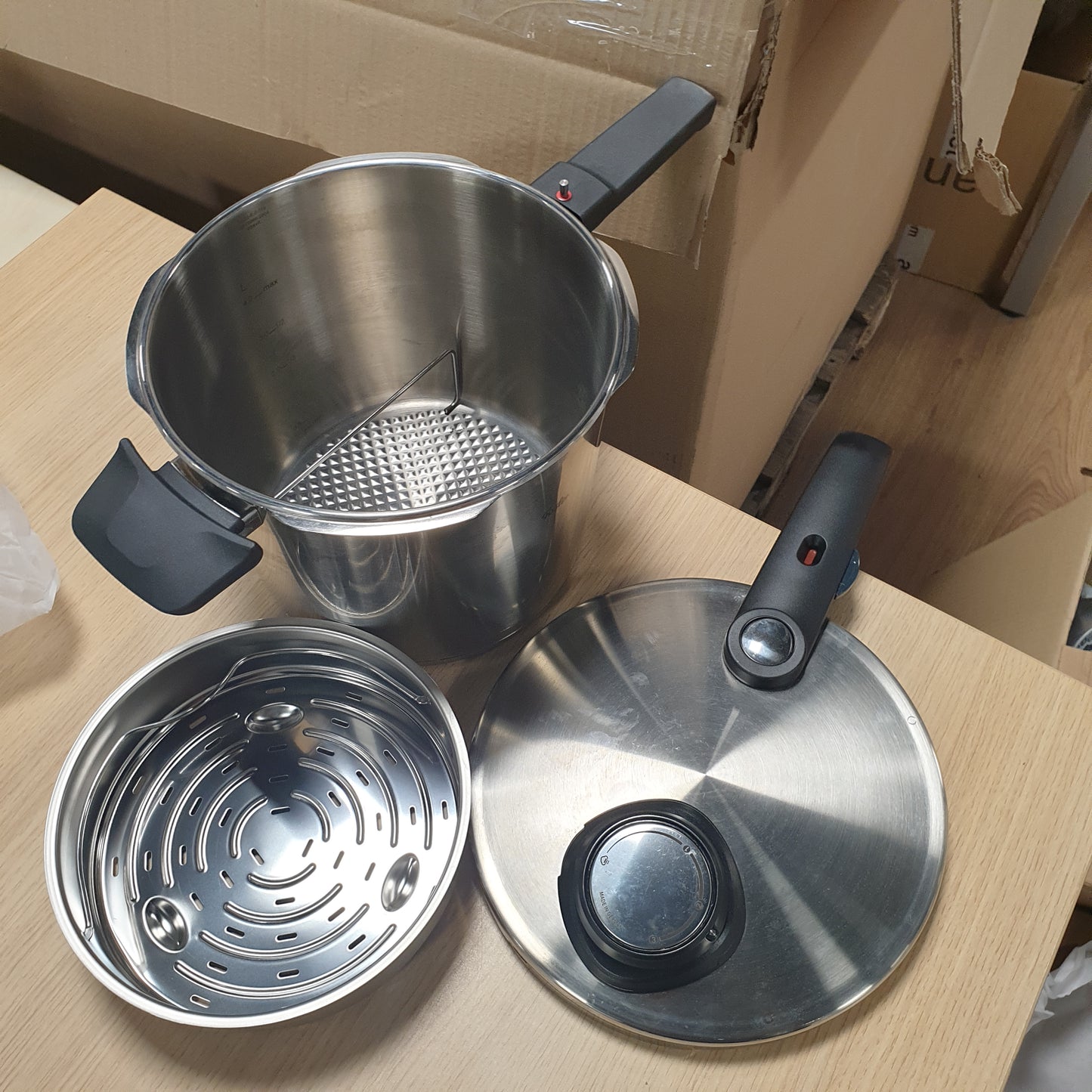 260016 - FISSLER Tenxhere me Presion Vitavit Premium, 6 L, Ø 22 cm, prej çeliku inox, 4 nivele gatimi, përfshirë futësin, prodhuar në Gjermani, Induksion