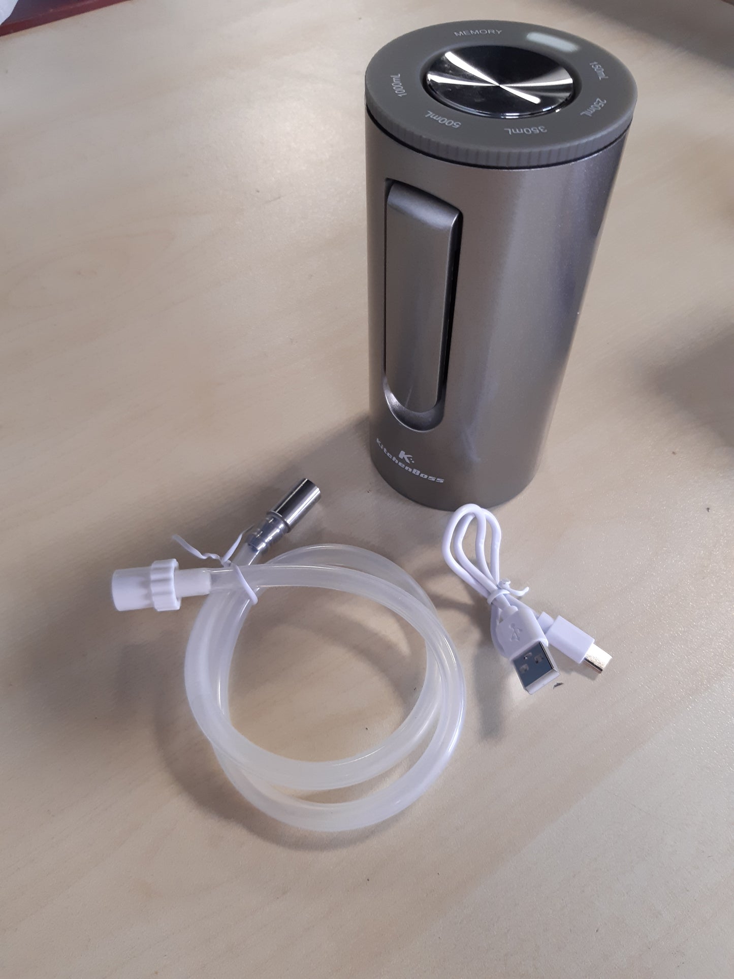 213998 - KITCHENBOSS Dozator uji elektrik për shishe, karikim USB Type-C, për shishe 3.8-18.9 litra