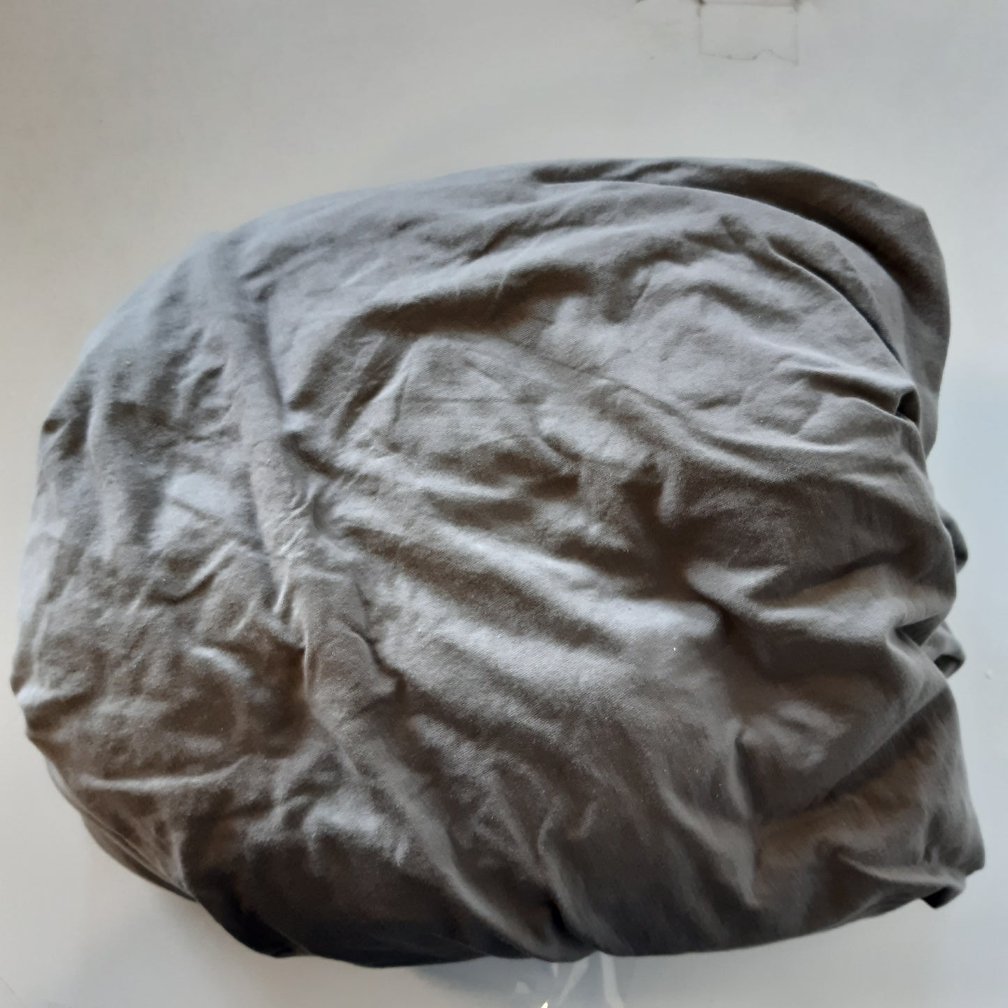 257171 - AMAZON BASICS Çarçaf i montuar prej xhersi, 100% pambuk, Lartësia e dyshekut deri në 30 cm, 200 x 200 cm, gri e errët