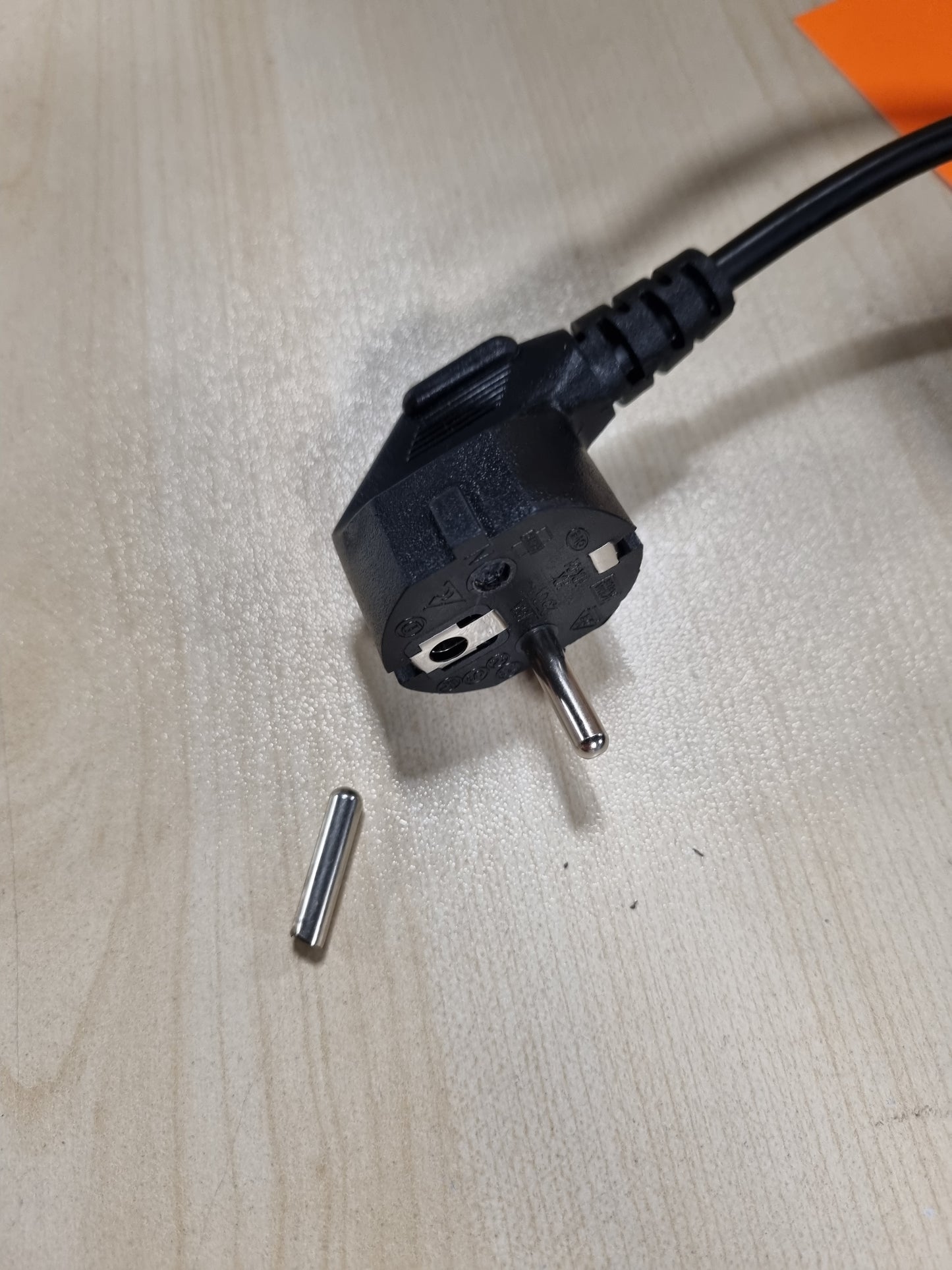 218557 - GGTU Llambë me dritë të zezë 100W, IP66 e papërshkueshme nga uji, për dekorime, 1 copë
