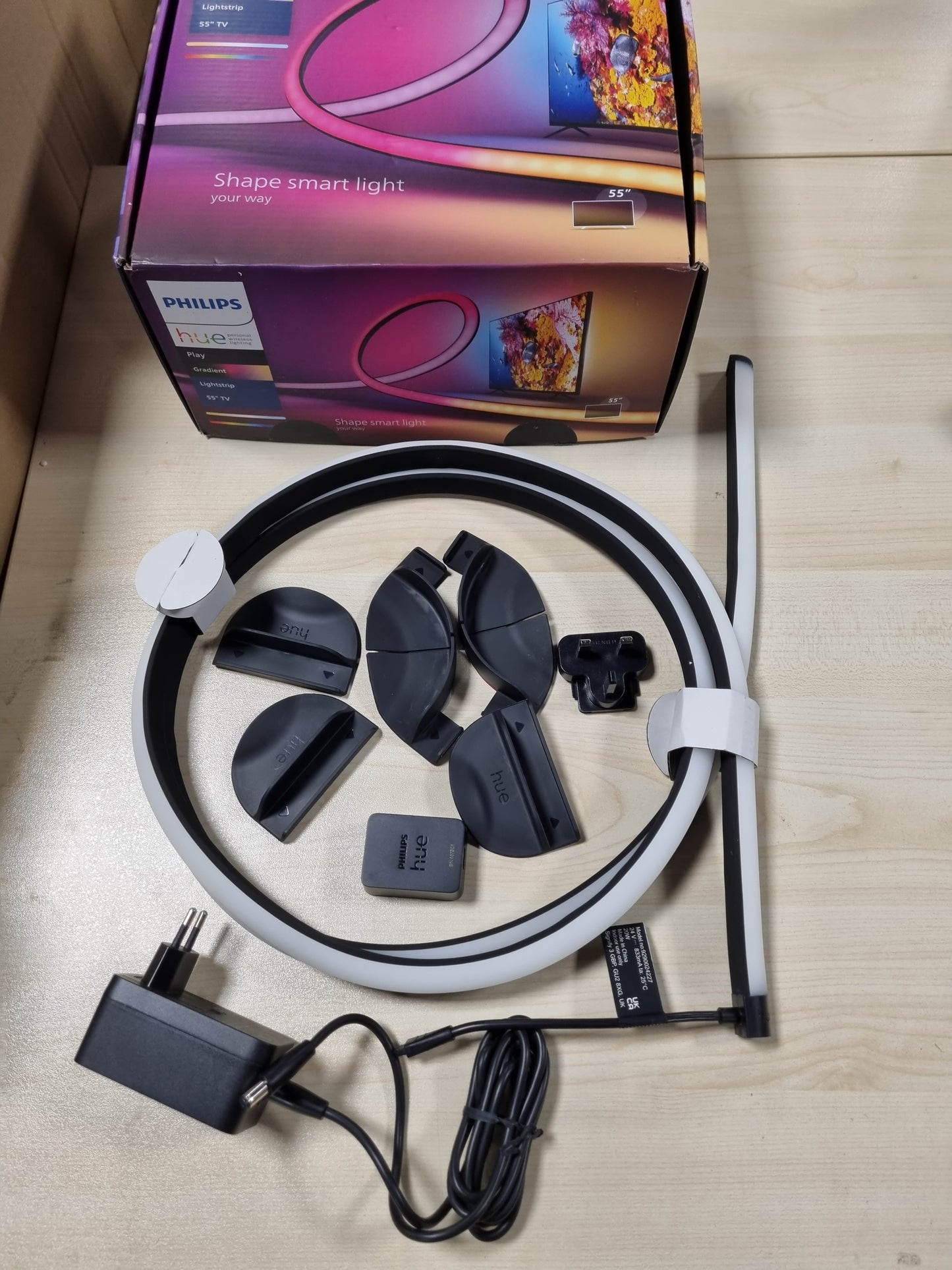 226005 - PHILIPS Shirit LED Hue Play, 55 inç, Shirit LED me Gradient 16 milionë Ngjyra Shirit LED Inteligjent për Ndriçim nga Prapa të TV-së dhe Lojëra