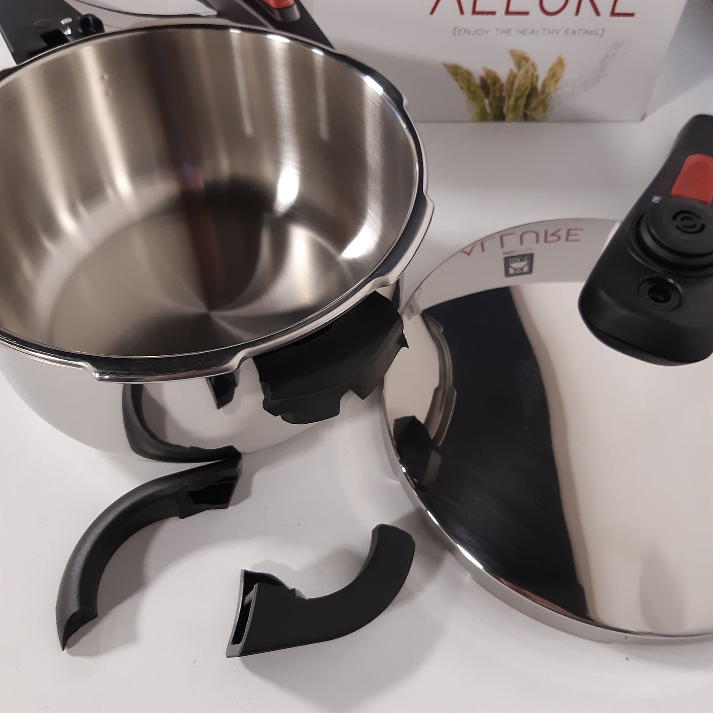 255182 - BRA Allure Tenxhere me presion 4 litra, çelik inox 18/10, 2 programe gatimi, sistem mbylljeje hapjeje, e përshtatshme për të gjitha llojet e kuzhinave