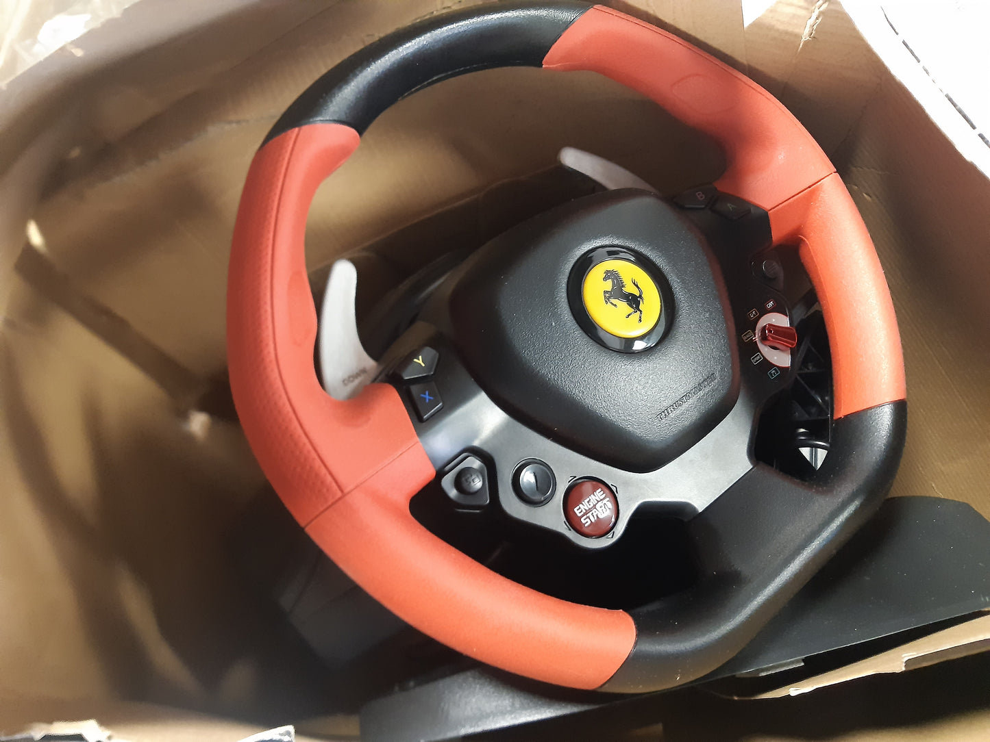 188669 - THRUSTMASTER Rrotë Garash Ferrari 458 Spider me Licenca Zyrtare Ferrari, për Xbox One dhe Xbox Series X|S