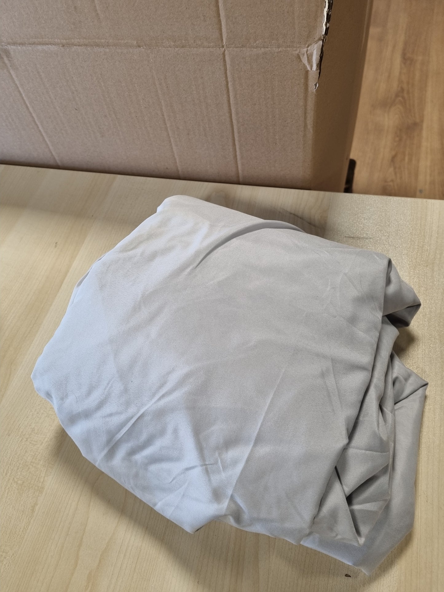 242202 - Amazon Basics Çarçaf i montuar me mikrofibër, lartësia e dyshekut deri në 30 cm, 200 x 200 cm, gri e çelët