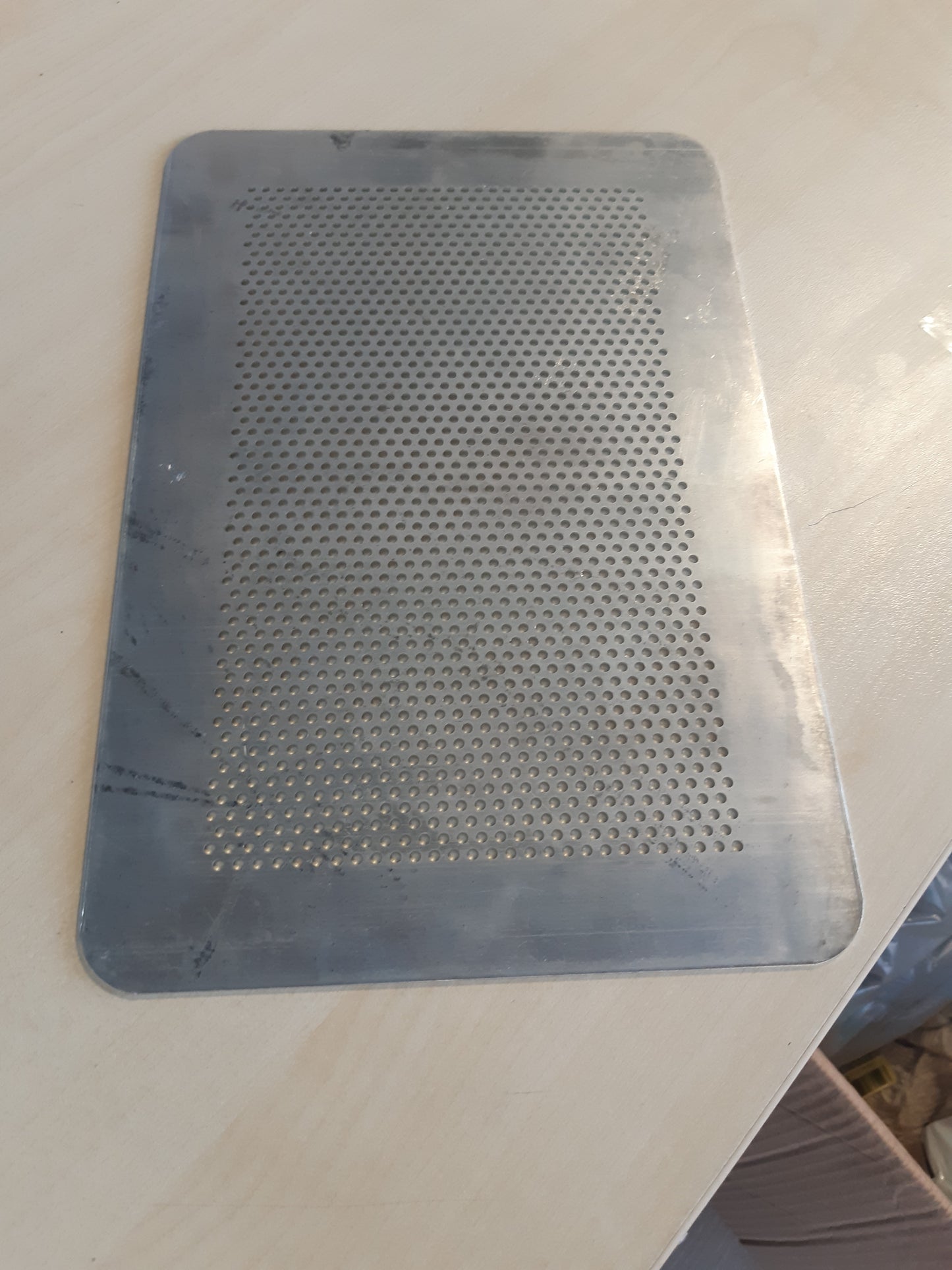 218312 - DE BUYER - Tepsi alumini e sheshtë me vrima - 30 x 20 cm, Argjend