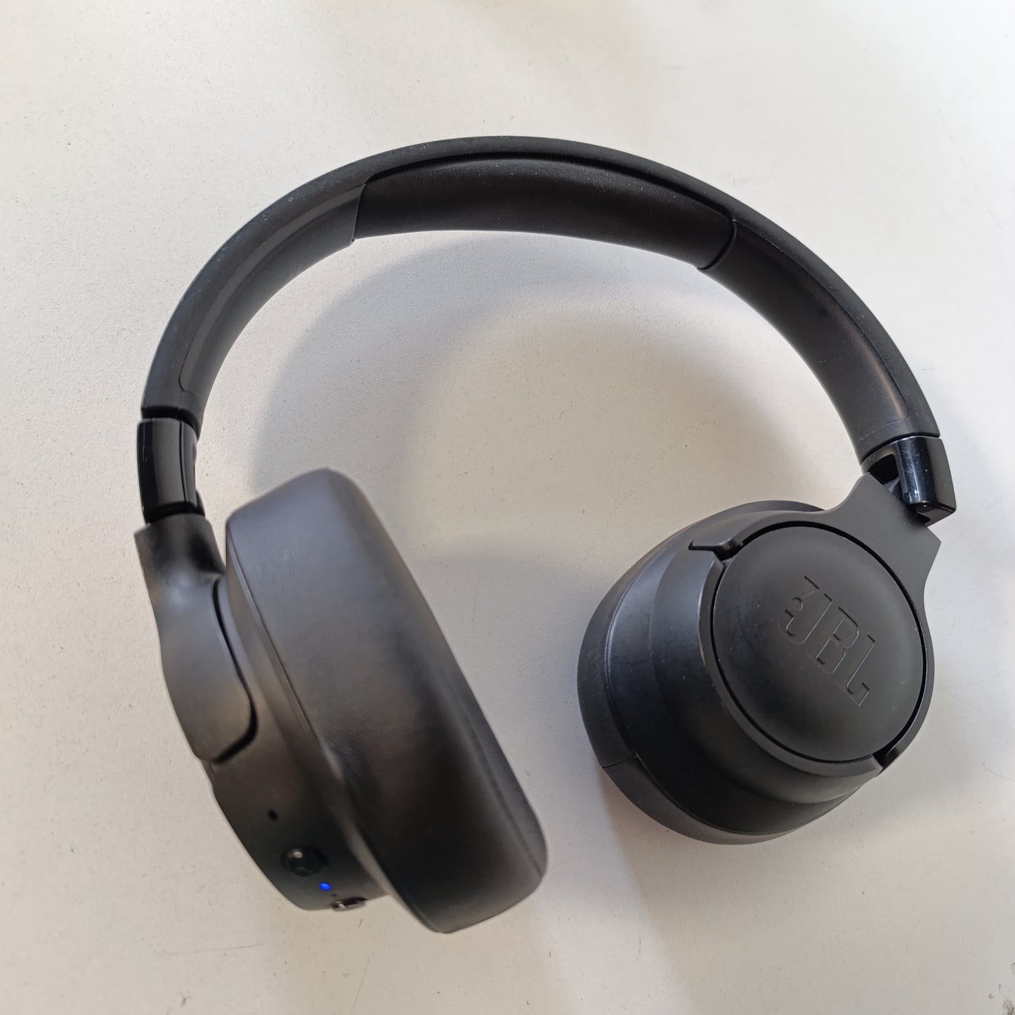 267656 - JBL TUNE760NC – Kufje pa tel mbi vesh, jetëgjatësi baterie 35 orë, anulim aktiv zhurmash, thirrje pa duar, e zezë