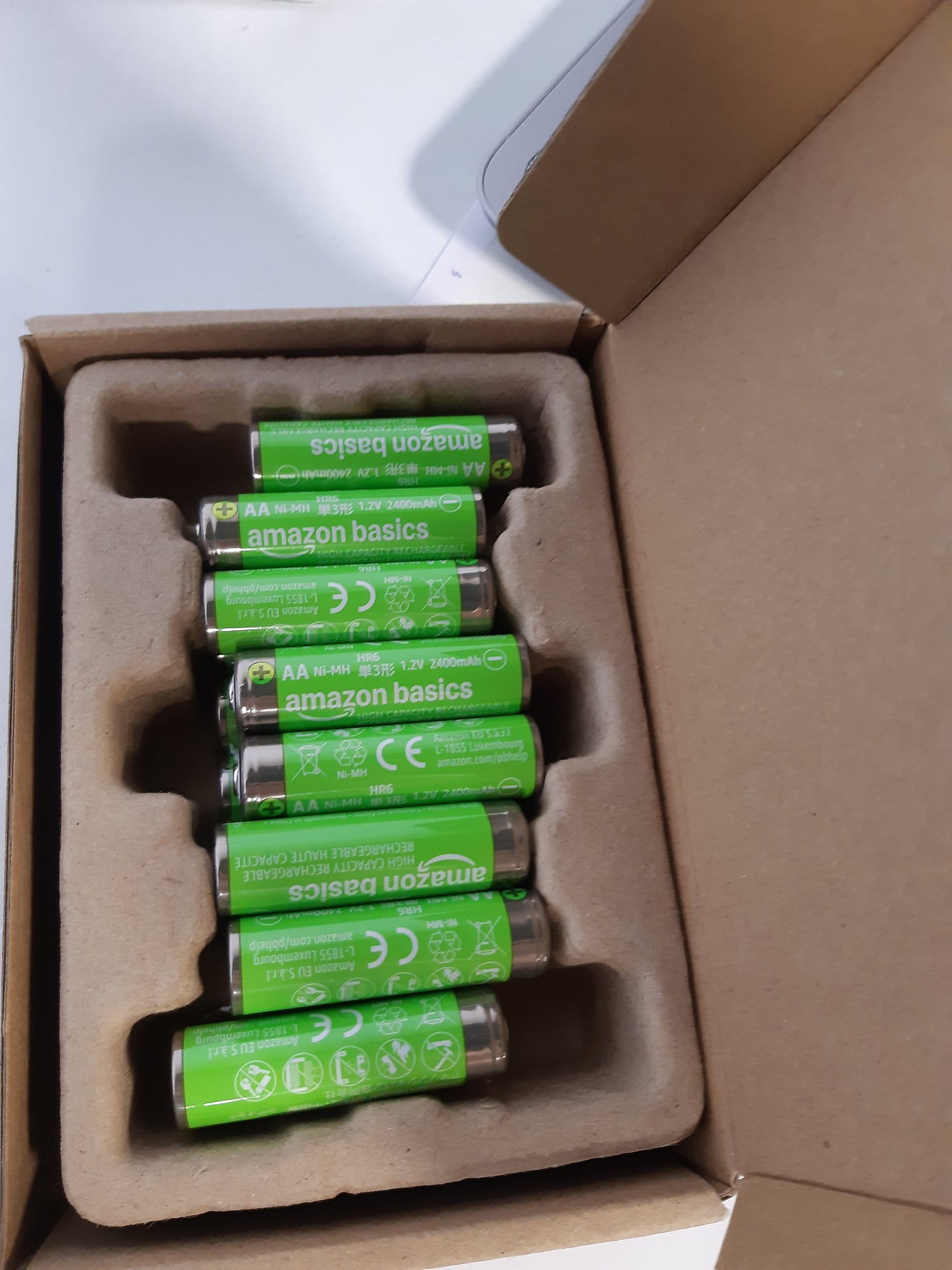 267005 - AMAZON BASICS Pako me 12 bateri AA NiMH të rikarikueshme - Kapacitet 2400 mAh, 1.2 V, deri në 400 herë të rikarikuara