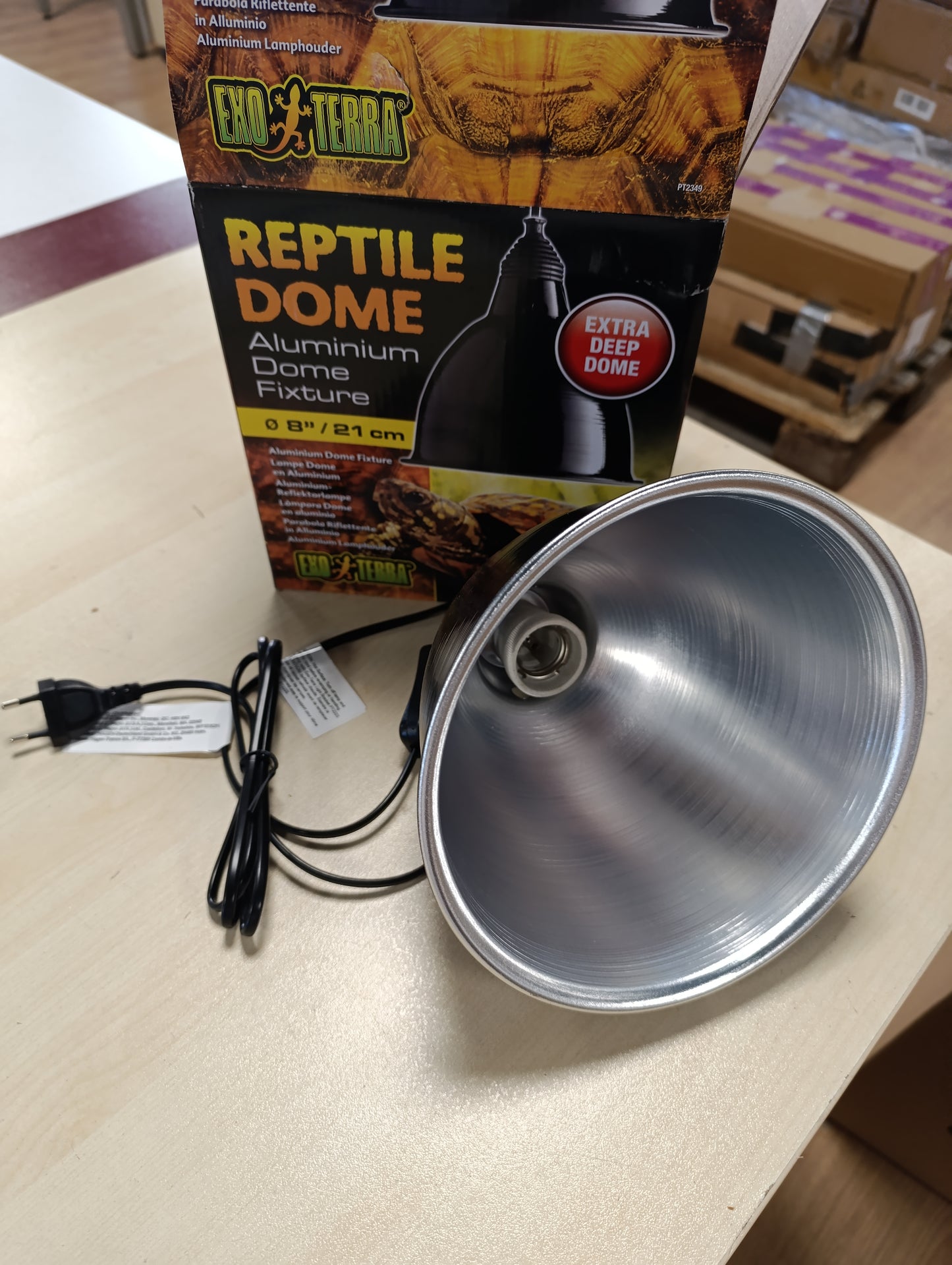 214022 - Exo Terra Reptile Dome, llambë reflektuese alumini, prizë prej porcelani rezistente ndaj nxehtësisë, e përshtatshme për llamba deri në 160W, prizë E27, e zezë