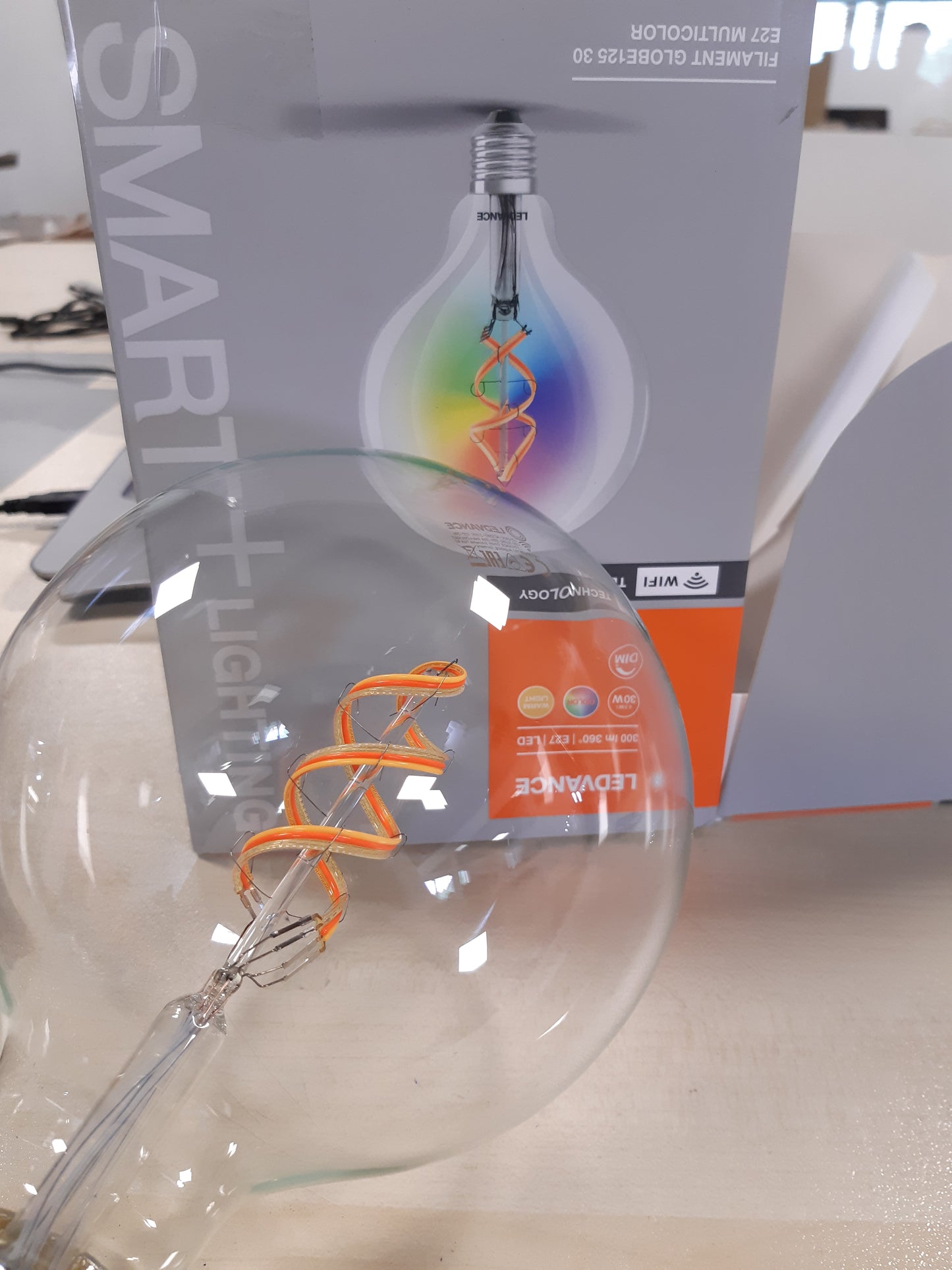 168715 - LEDVANCE Llampa LED inteligjente me Wi-Fi, E27, RGB me ngjyra të ndryshueshme, Formë globi, Filament me ngjyra, Zëvendëson llambat inkandeshente 30W, e kontrollueshme me Alexa, 1 pako