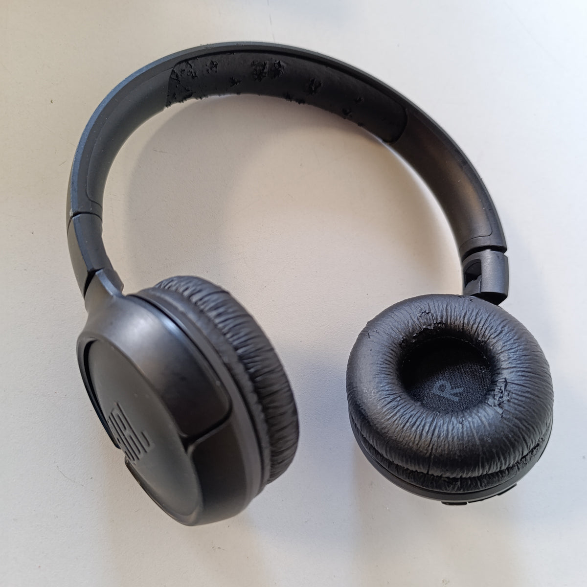 268101 - JBL TUNE 510 BT – Kufje Bluetooth On-Ear – Të zeza – Kufje të palosshme – Jetëgjatësi e baterisë deri në 40 orë