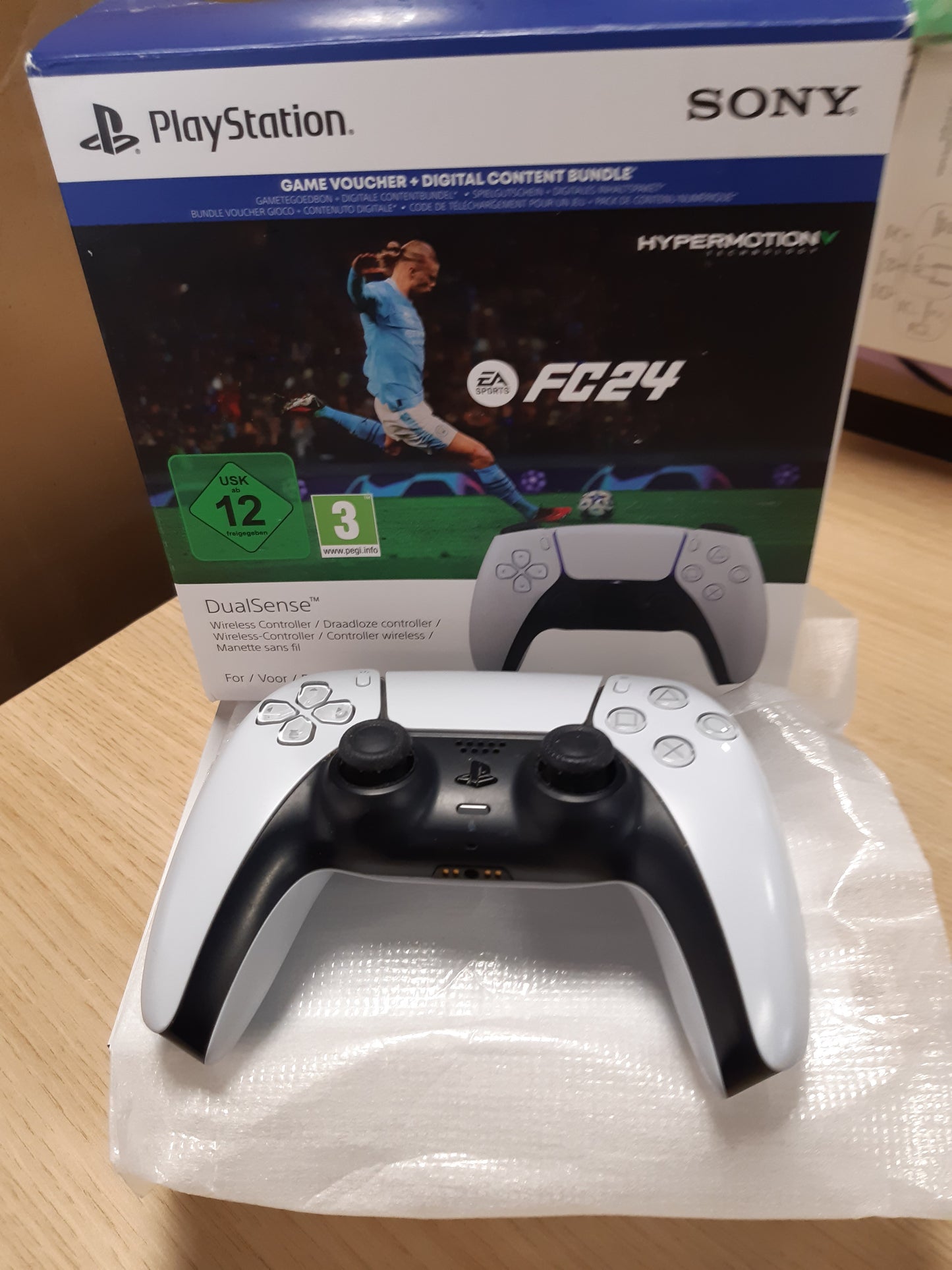 103737 - PLAYSTATION 5 DUALSENSE i bardhë + lojë EA FC 24