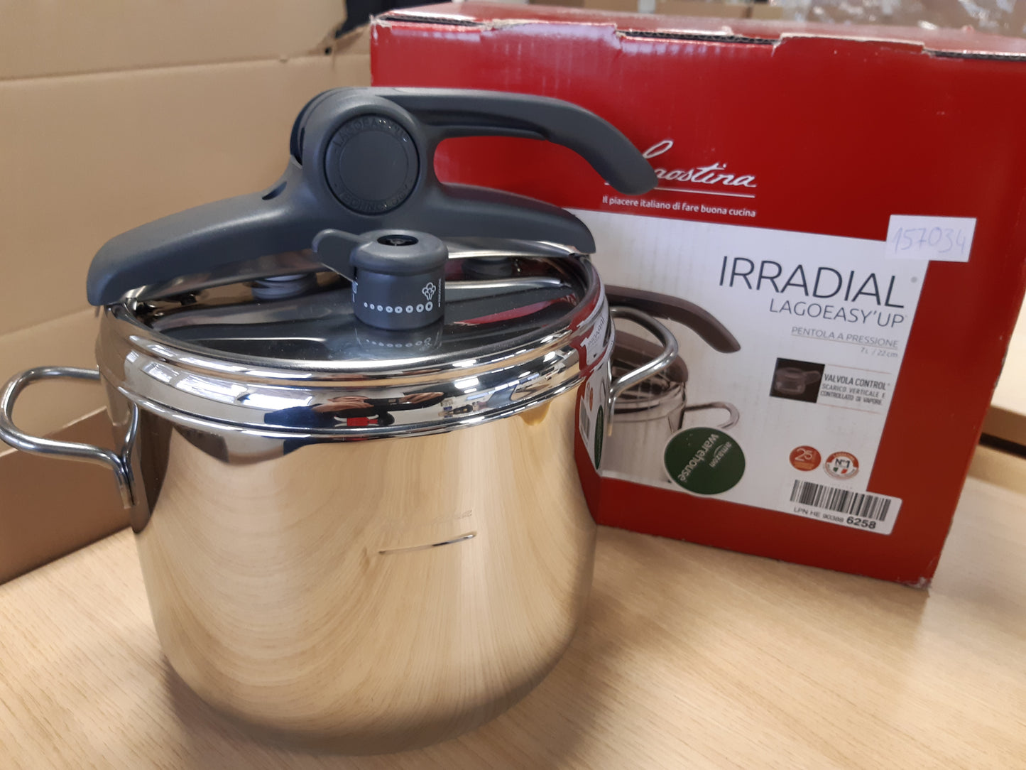 157034 - TENXHERE LAGOESTINA Irradial Control Lagoeasy'UP me Presion 7L, çelik inox 18/10, Ø 22cm, e pajtueshme me sobë induksioni dhe gaz, kapak lehtësisht i hapshëm, bazë me tri shtresa Irradial Plus