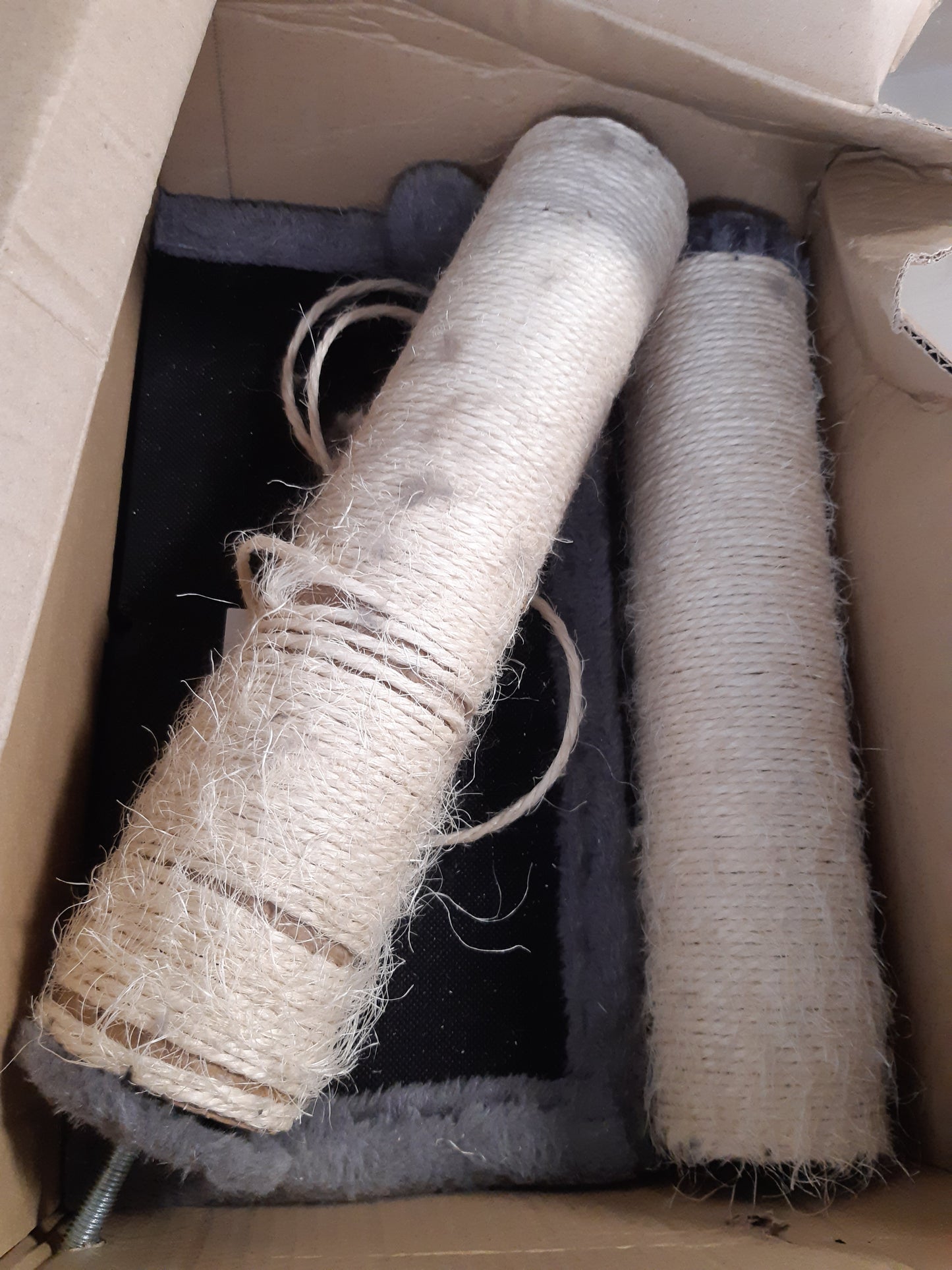 205402 - AMAZON BASICS Shtyllë Kruarje për Mace, Madhësia Mesatare, Dimensionet 40.01 x 40.01 x 80.01 cm, Ngjyra Gri