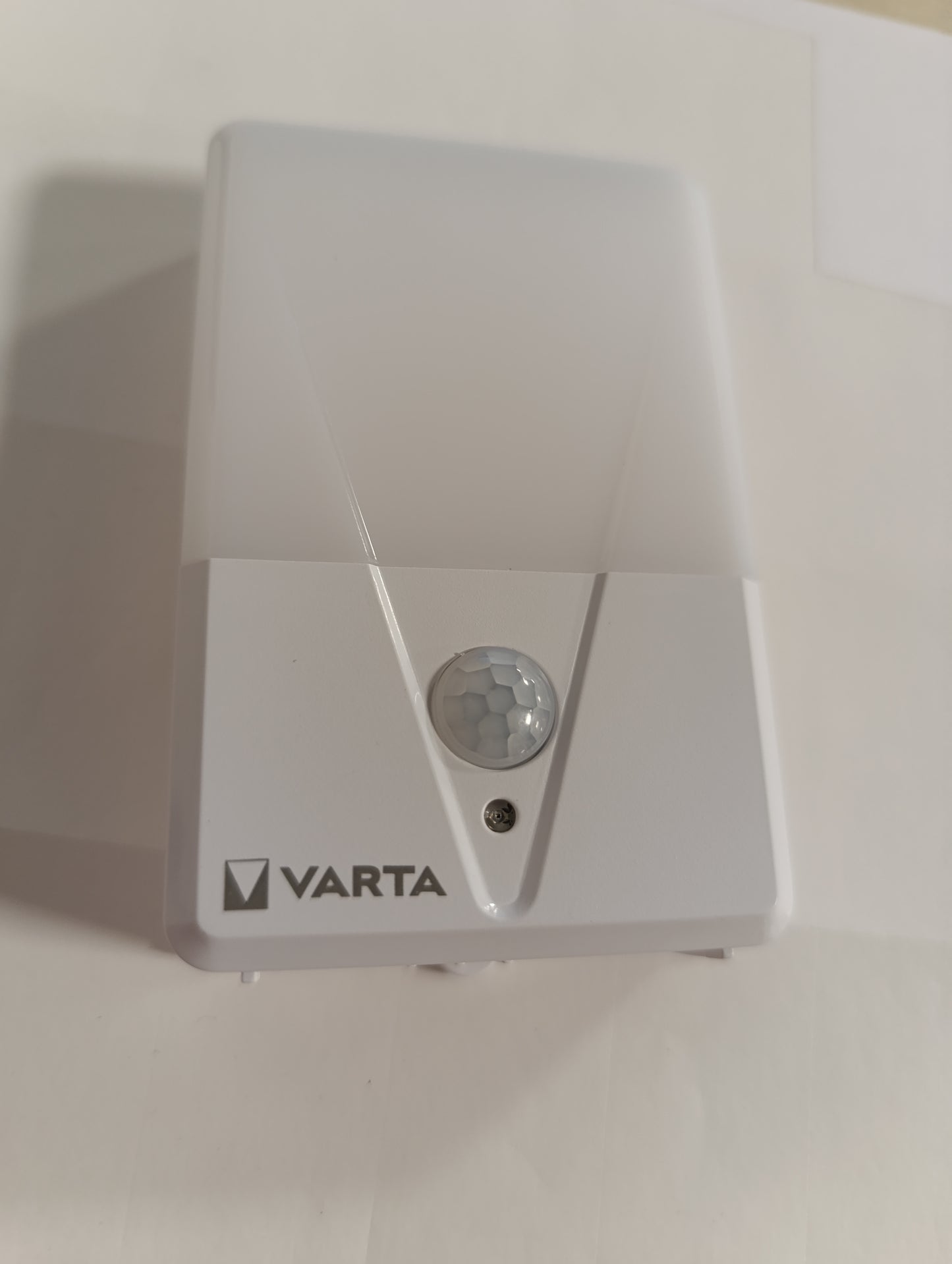 230066 - VARTA Dritë Nate me Sensor Lëvizjeje LED, përfshirë 3 Bateri AAA, Instalimi i Lehtë: Vidë, Magnet ose Shirit Ngjitës 3M, Fikje Automatike