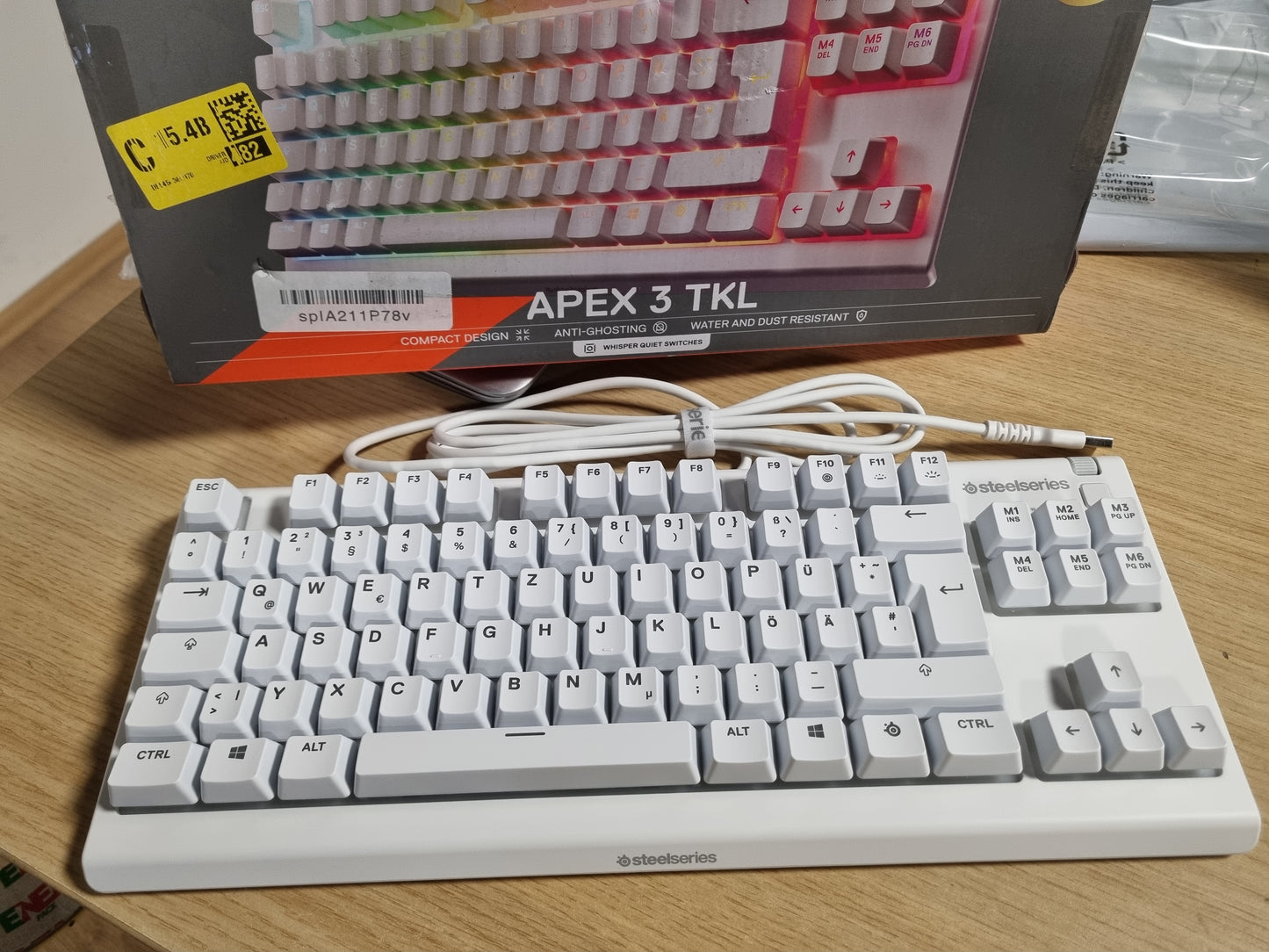268079 - STEELSERIES APEX 3 TKL – Tastierë lojërash e bardhë RGB – Faktor forme kompakt – Ndriçim RGB me 8 zona – Rezistent ndaj ujit dhe pluhurit