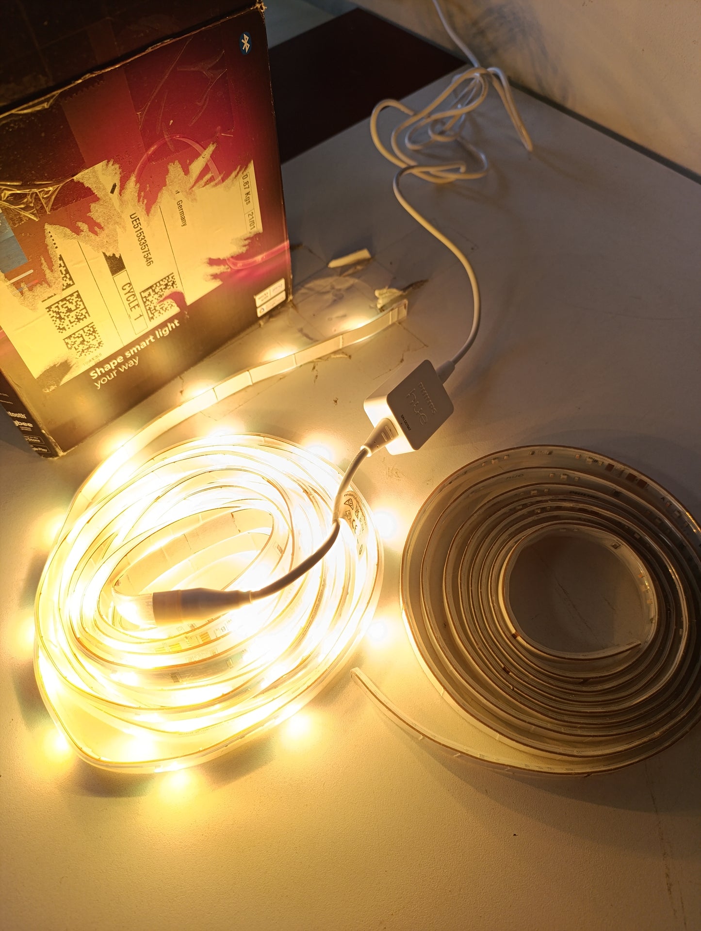 221033 - PHILIPS Hue Set bazë shiritash ndriçimi LED inteligjentë 10m, 1 copë, ndriçim indirekt, kontrollueshëm me aplikacionin Hue, funksionon me Alexa, Google Assistant dhe Apple HomeKit