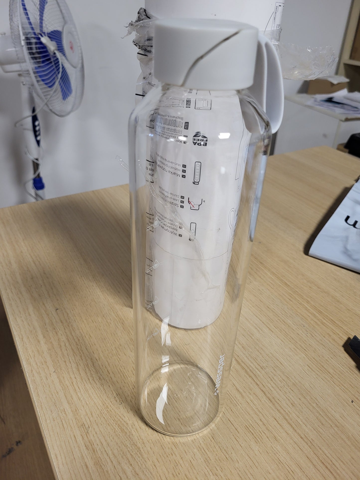 228226 - WESSPER Shishe Uji prej Qelqi 1L me Kohëmatës, Pa BPA, e papërshkueshme nga rrjedhjet, 1000ml, Kapak Bambuje, Mbështjellës Silikoni – Bezhë