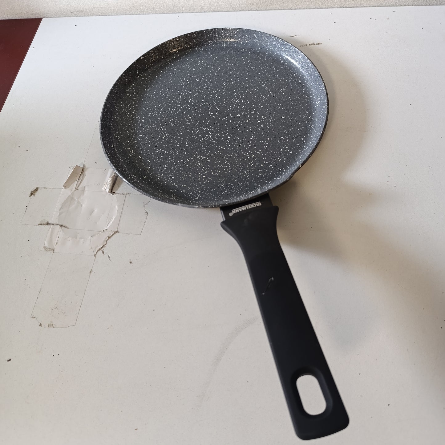 221738 - FACKELMANN - Tavë për krepa Cosmo – Ø 25 cm e bërë nga alumini i presuar, veshje qeramike Excilon pa PFAS, dorezë me prekje të butë