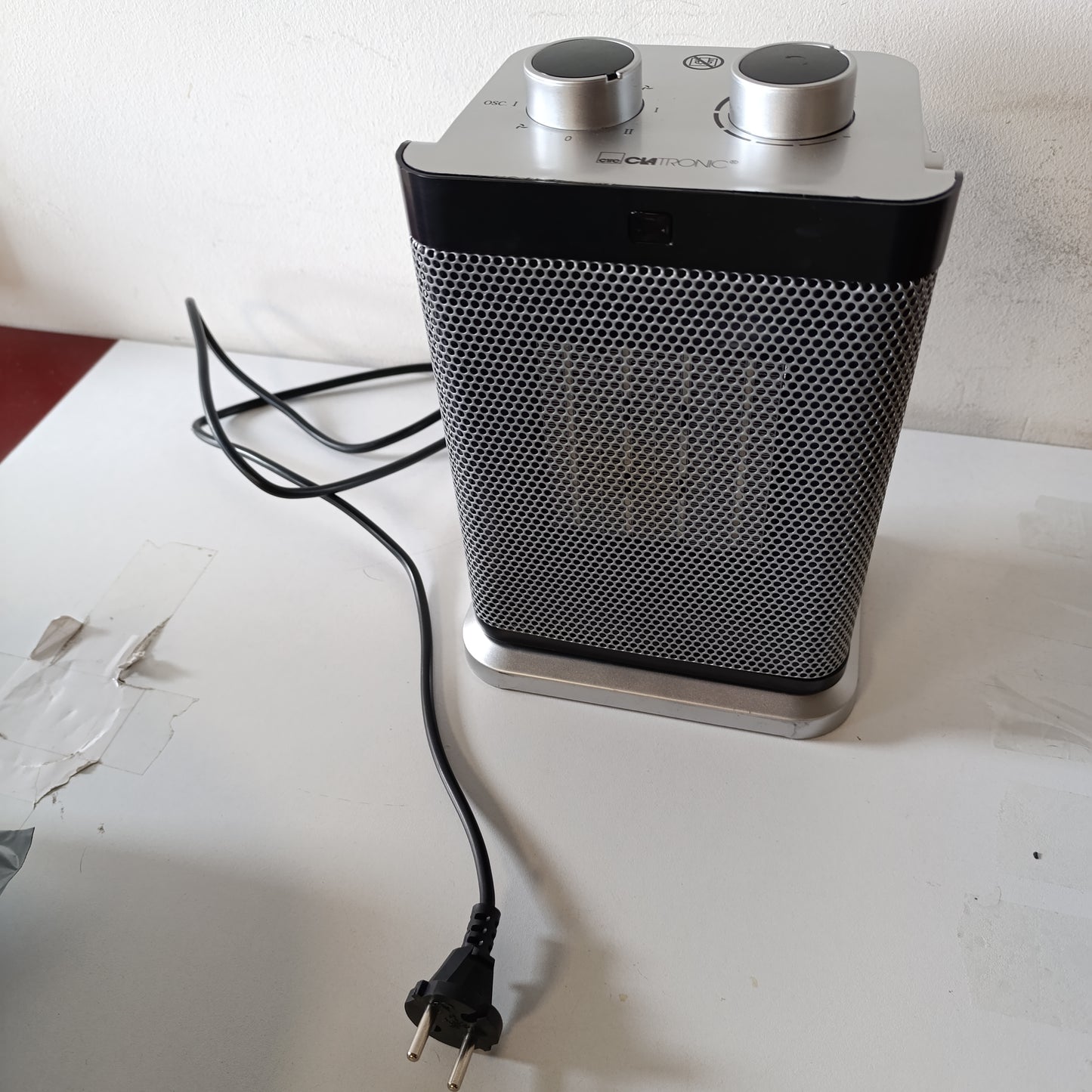 268331 - CLATRONIC Ngrohës me ventilator portativ, 2 cilësime nxehtësie (1500/2000 W), ngrohës me ventilator qeramik, lëkundës, dorezë mbajtëse, HL 3631